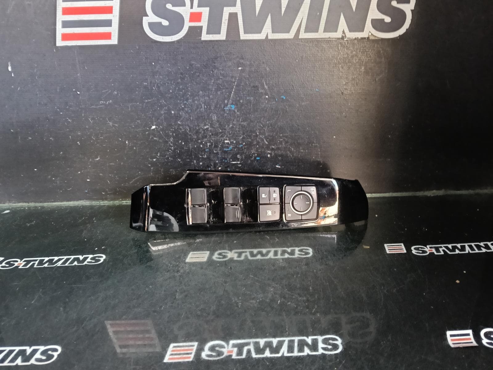 Used auto part listing image: 2016 LEXUS IS SERIES PWR DR WIND SWITCH RH FRONT (MASTER SWITCH), XE30, 04/13-11/25