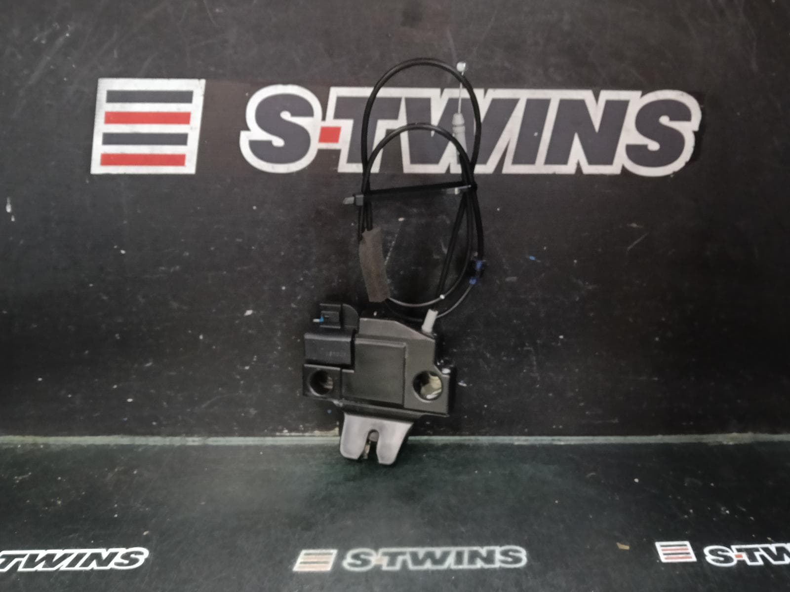 Used auto part listing image: 2016 LEXUS IS SERIES DOOR BOOT GATE LOCK BOOTLID LOCK, XE30, 04/13-08/20