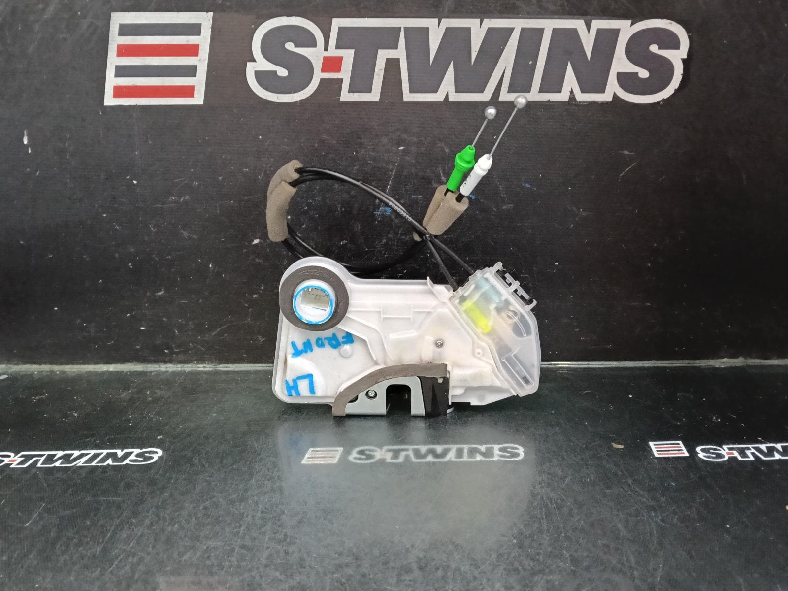 Used auto part listing image: 2016 LEXUS IS SERIES DOOR BOOT GATE LOCK LEFT FRONT DOOR LOCK, XE30, 04/13-08/20