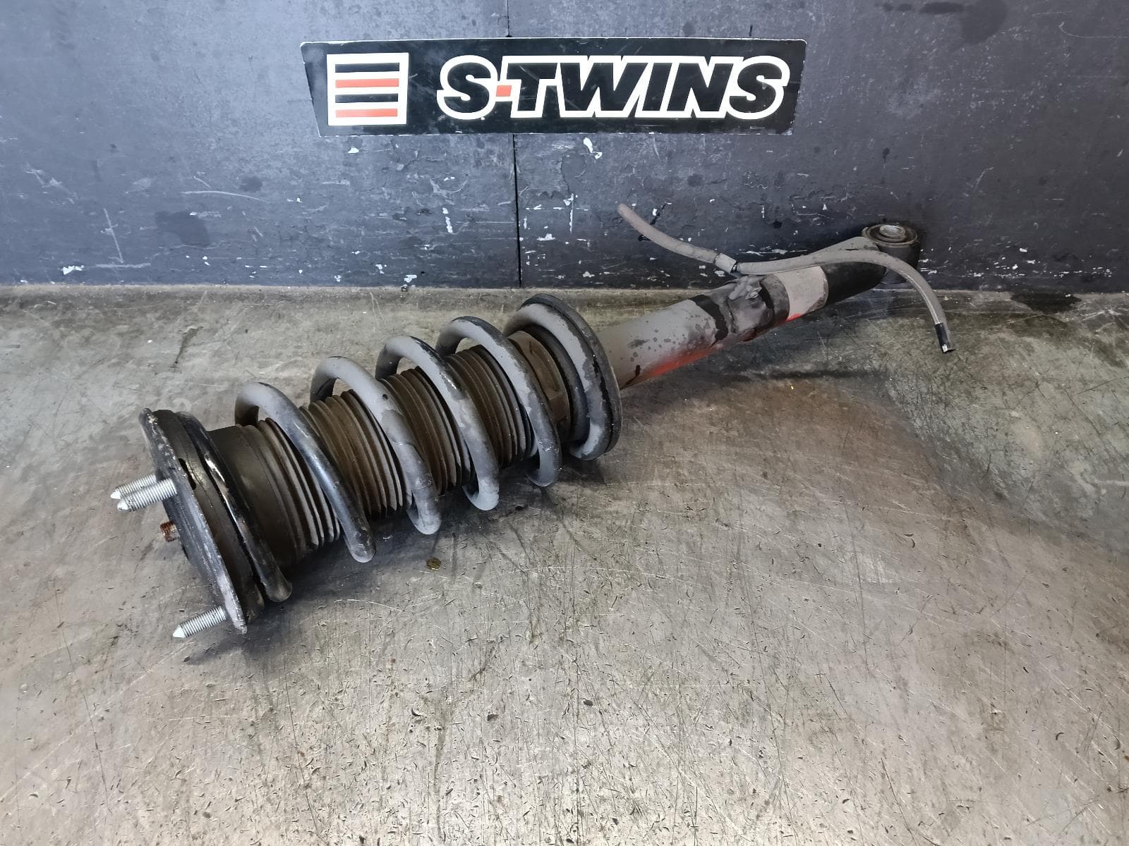 Used auto part listing image: 2016 LEXUS IS SERIES LEFT FRONT STRUT XE30, 04/13-09/16