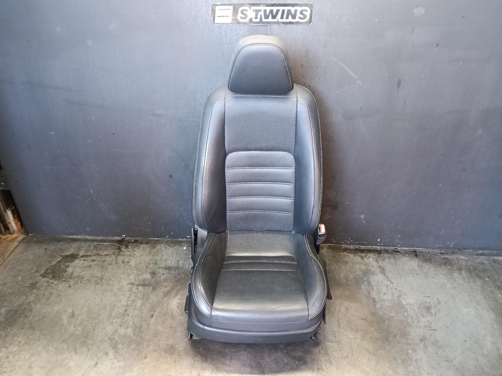 Used auto part listing image: 2016 LEXUS IS SERIES FRONT SEAT RH FRONT, LEATHER, BLACK, XE30, IS250 SPORT/LUXURY, 04/13-08/20