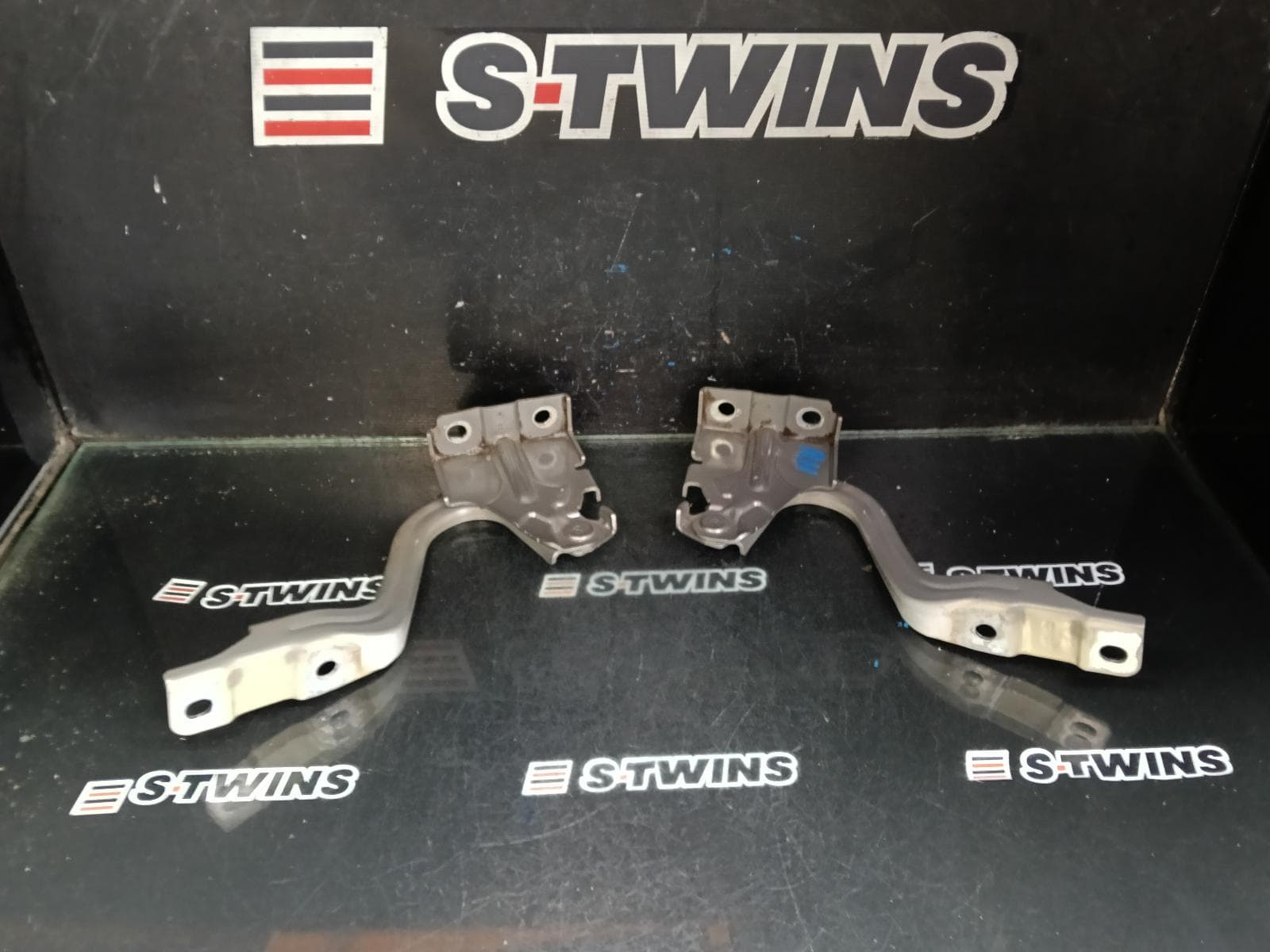 Used auto part listing image: 2014 KIA RONDO BONNET HINGE STRUT HINGES (PAIR), RP, 06/13-12/18