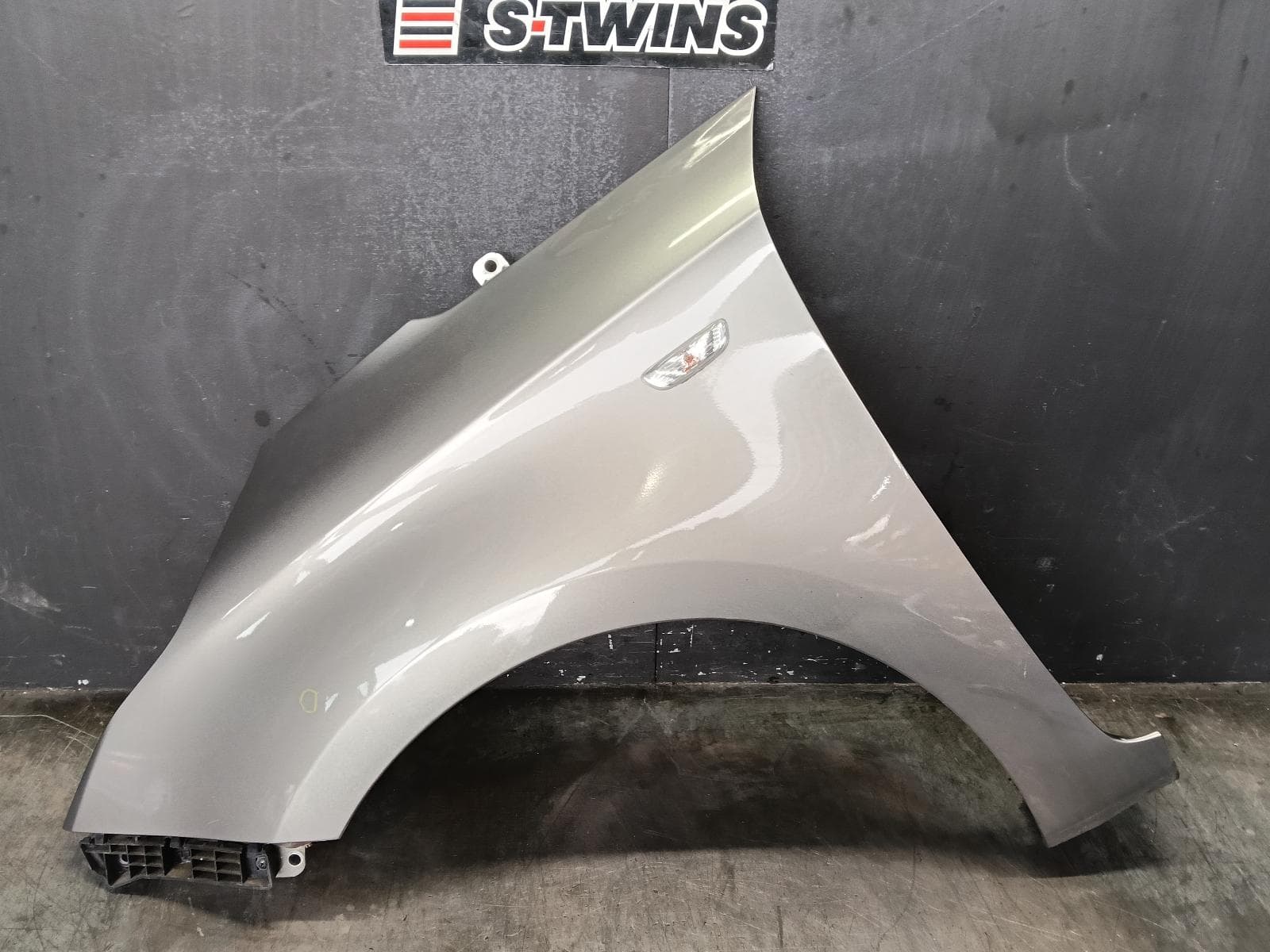 Used auto part listing image: 2014 KIA RONDO LEFT GUARD RP, W/ FLASHER TYPE, 06/13-12/18
