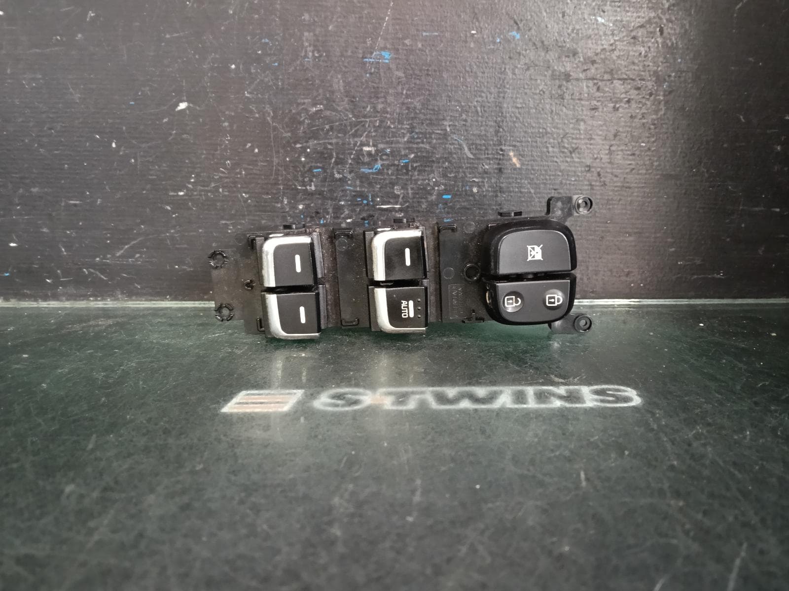 Used auto part listing image: 2014 KIA RONDO PWR DR WIND SWITCH RH FRONT (MASTER SWITCH), RP, 06/13-12/18