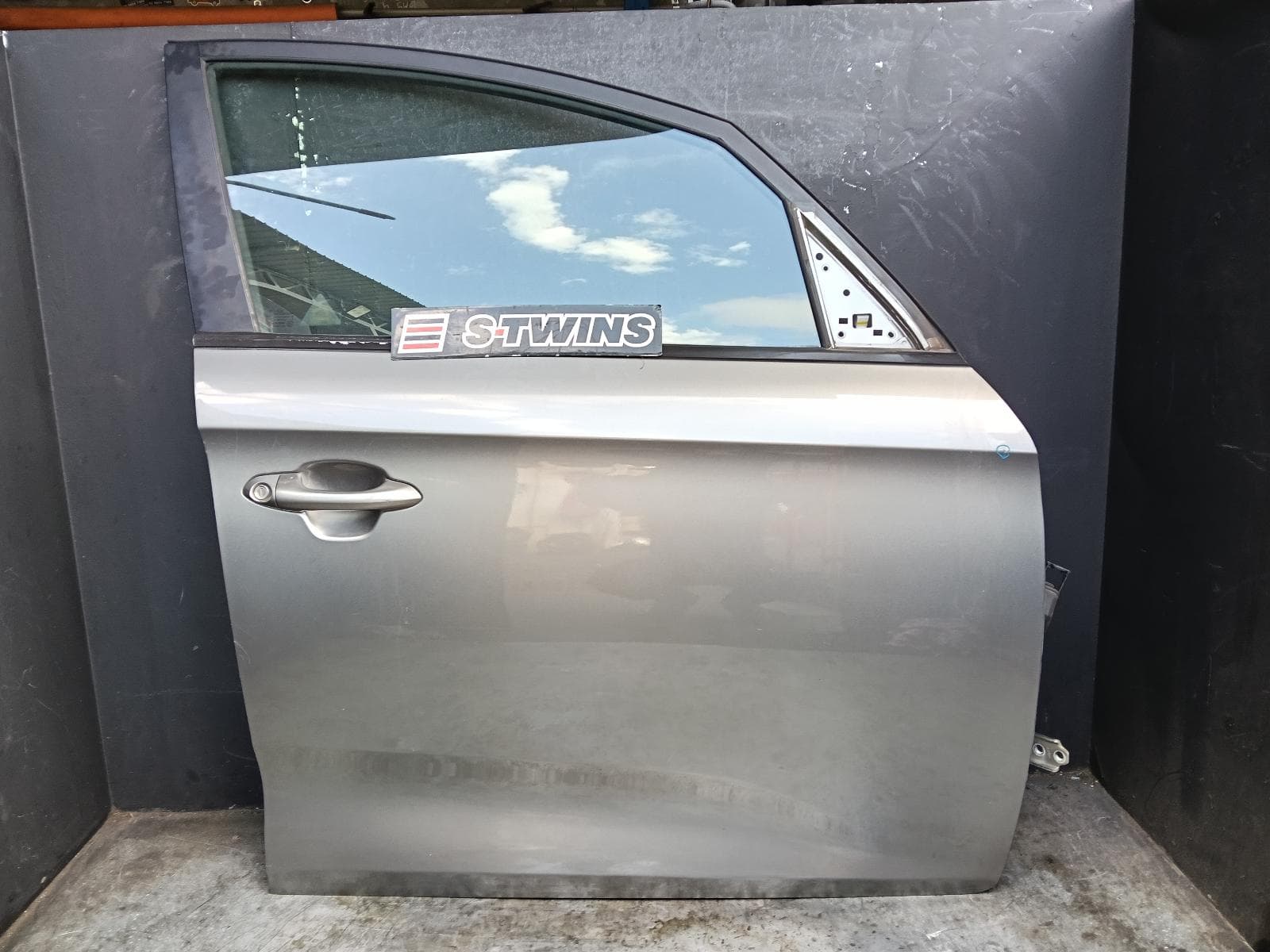 Used auto part listing image: 2014 KIA RONDO RIGHT FRONT DOOR RP, 06/13-12/18