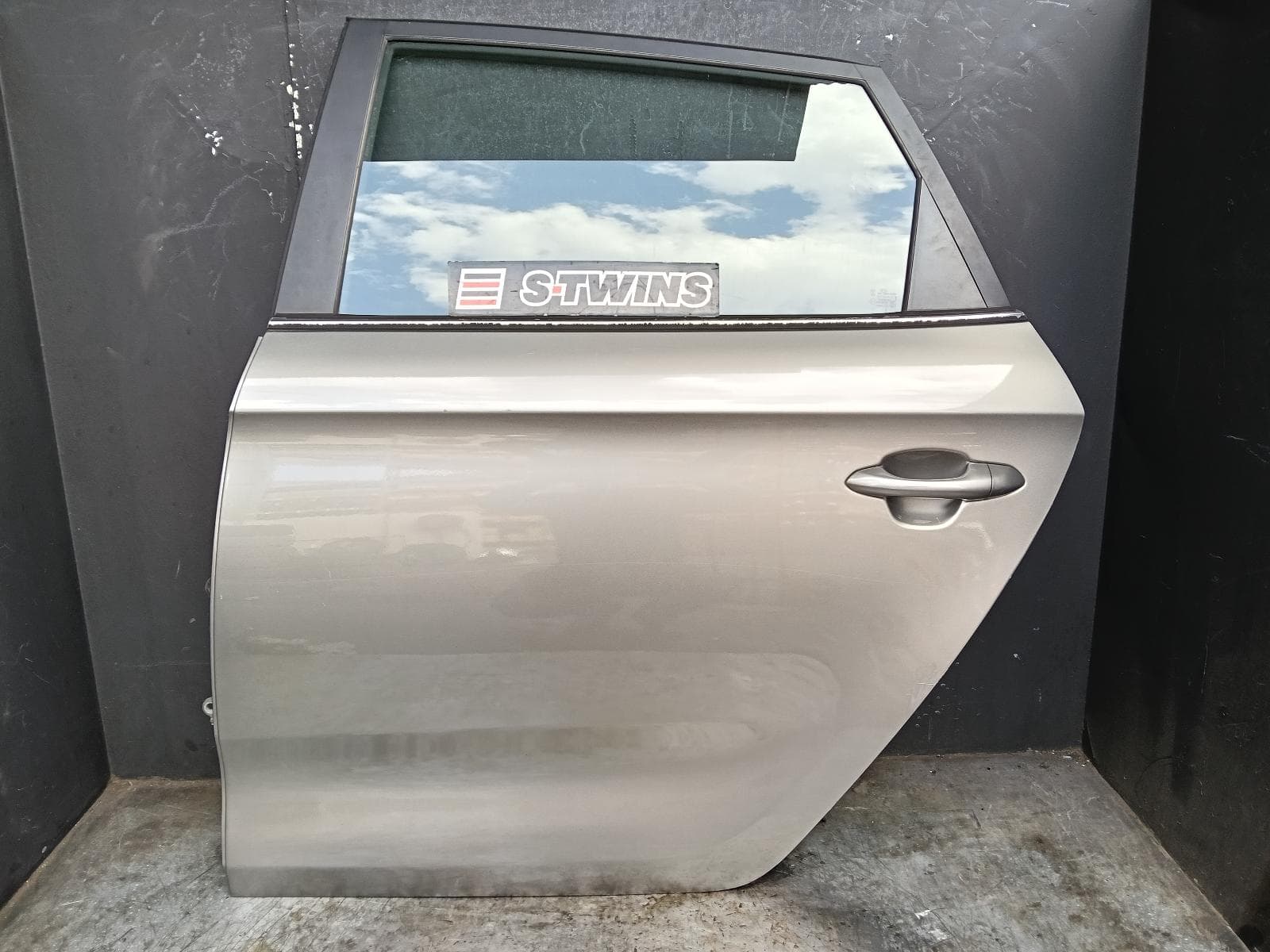 Used auto part listing image: 2014 KIA RONDO LEFT REAR DOOR SLIDING RP, 06/13-12/18