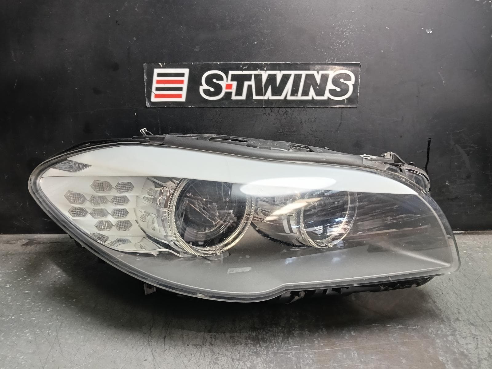 Used auto part listing image: 2013 BMW 5 SERIES RIGHT HEADLAMP F10/F11, SEDAN/WAGON, XENON, NON ADAPTIVE TYPE, 05/10-07/13 0000422874
