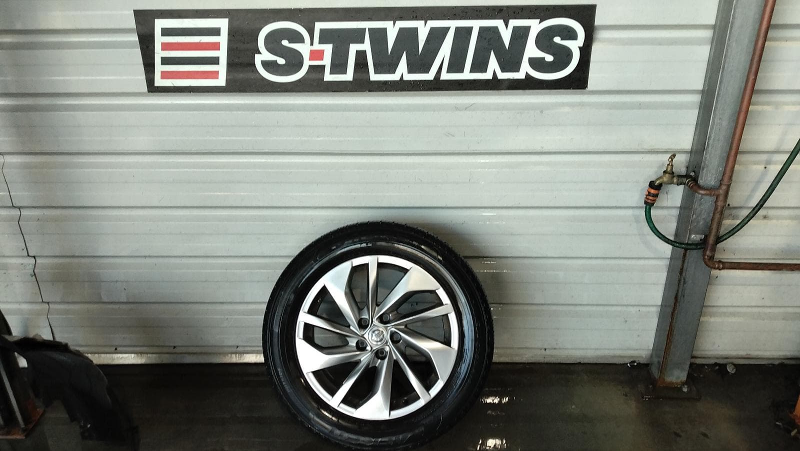 Used auto part listing image: 2016 NISSAN XTRAIL WHEEL MAG FACTORY, 5 V SPOKE ROTOR STYLE, 18X7.0IN, T32, 02/14-01/17 0000423873
