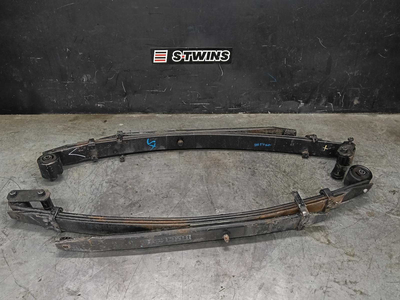 Used auto part listing image: 2016 HYUNDAI ILOAD/IMAX REAR LEAF SPRING iLOAD, PAIR, 4 LEAF, 44MM HEIGHT, NON REINFORCED TYPE, TQ, 11/07-03/21 0000410690