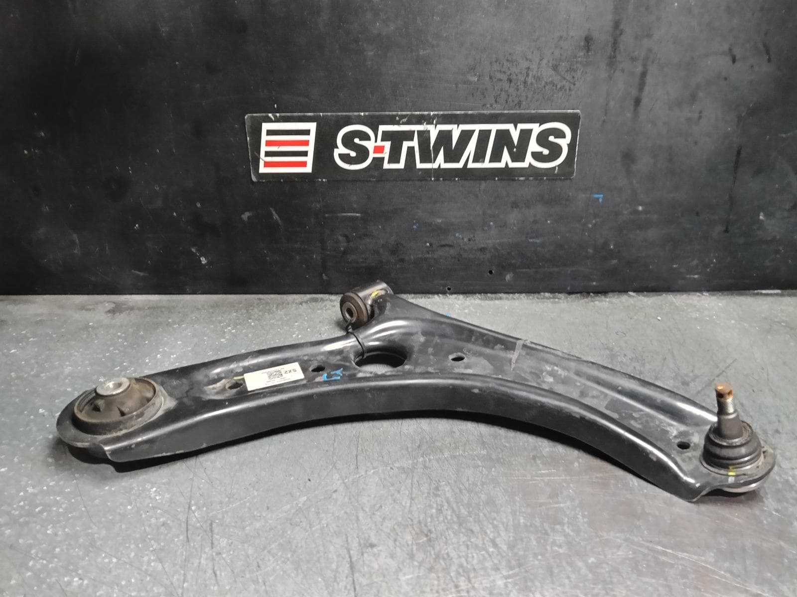 Used auto part listing image: 2023 HYUNDAI KONA RIGHT FRONT LOWER CONTROL ARM SX2, 03/23- 0000419343