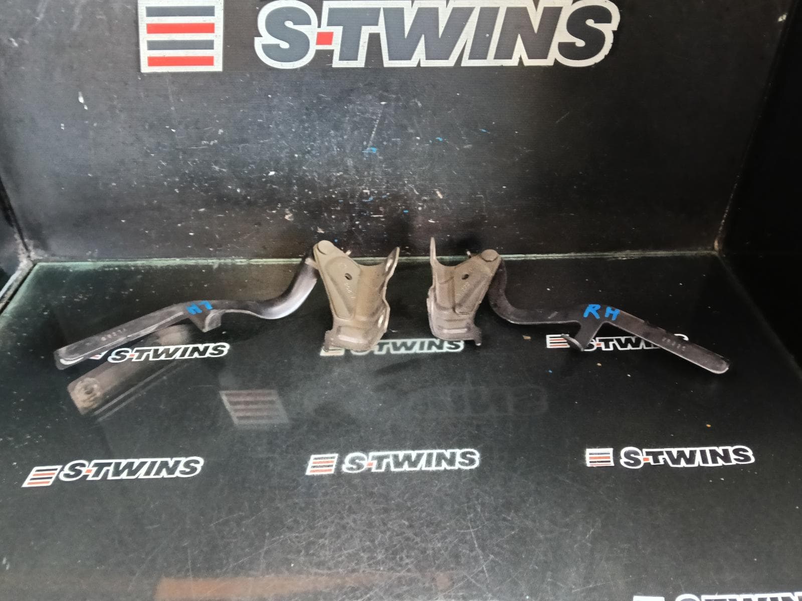 Used auto part listing image: 2018 NISSAN PATHFINDER BONNET HINGE STRUT HINGES (PAIR), R52, 06/13-04/21