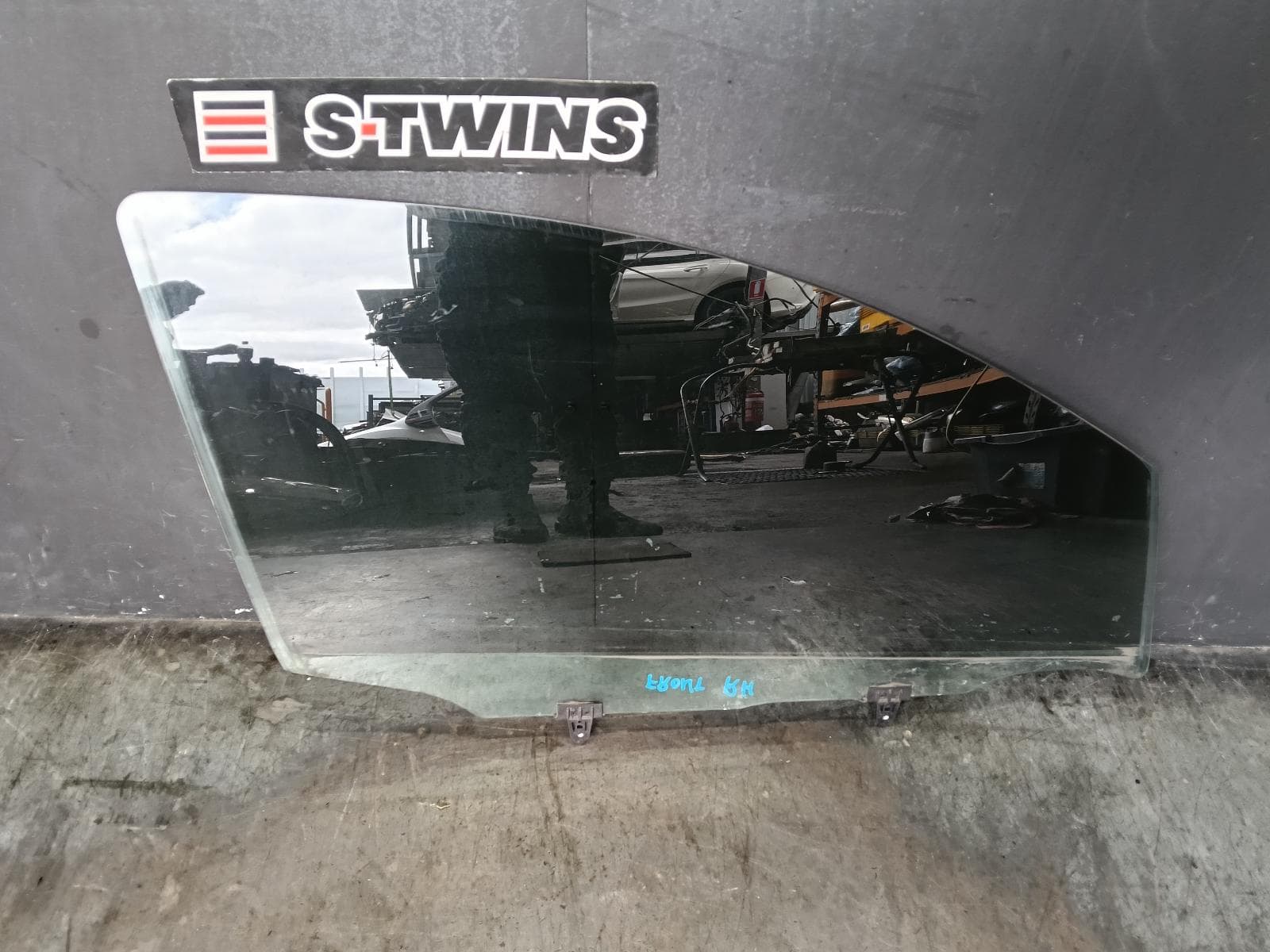 Used auto part listing image: 2013 NISSAN DUALIS RIGHT FRONT DOOR WINDOW J10, 5 SEATER TYPE, 10/07-05/14