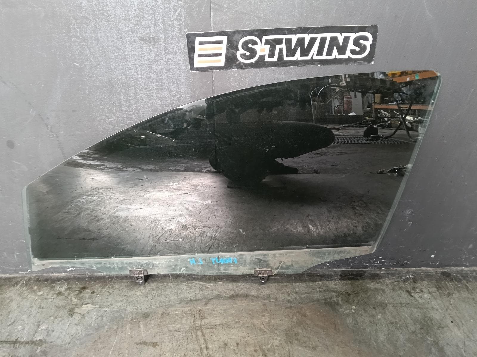 Used auto part listing image: 2013 NISSAN DUALIS LEFT FRONT DOOR WINDOW J10, 5 SEATER TYPE, 10/07-05/14