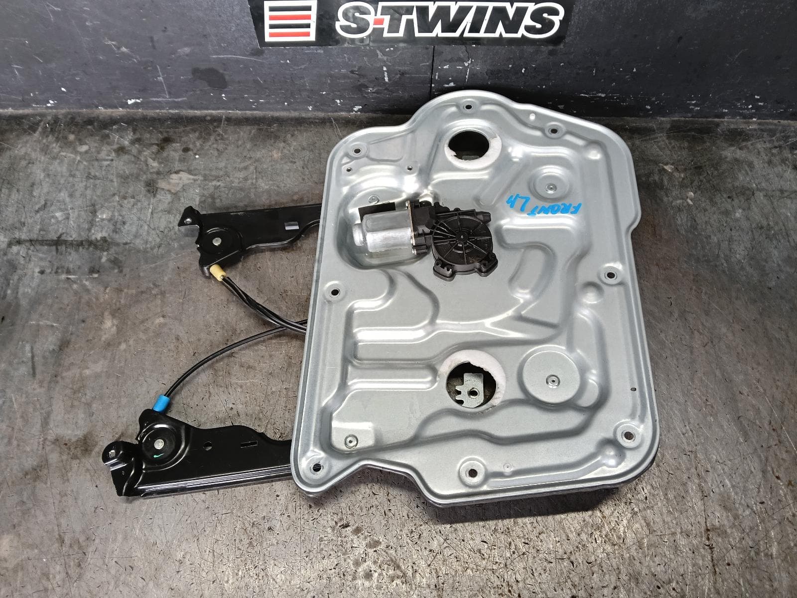 Used auto part listing image: 2013 NISSAN DUALIS LEFT FRONT WINDOW REG MOTOR J10, 10/07-05/14