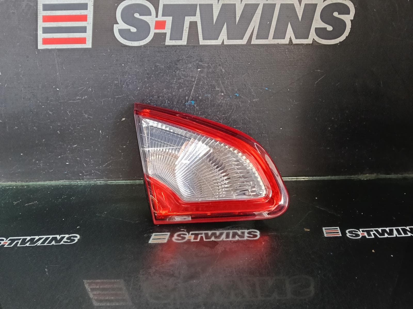 Used auto part listing image: 2013 NISSAN DUALIS REAR GARNISH TAILGATE LAMP (LH SIDE), J10, 01/10-05/14