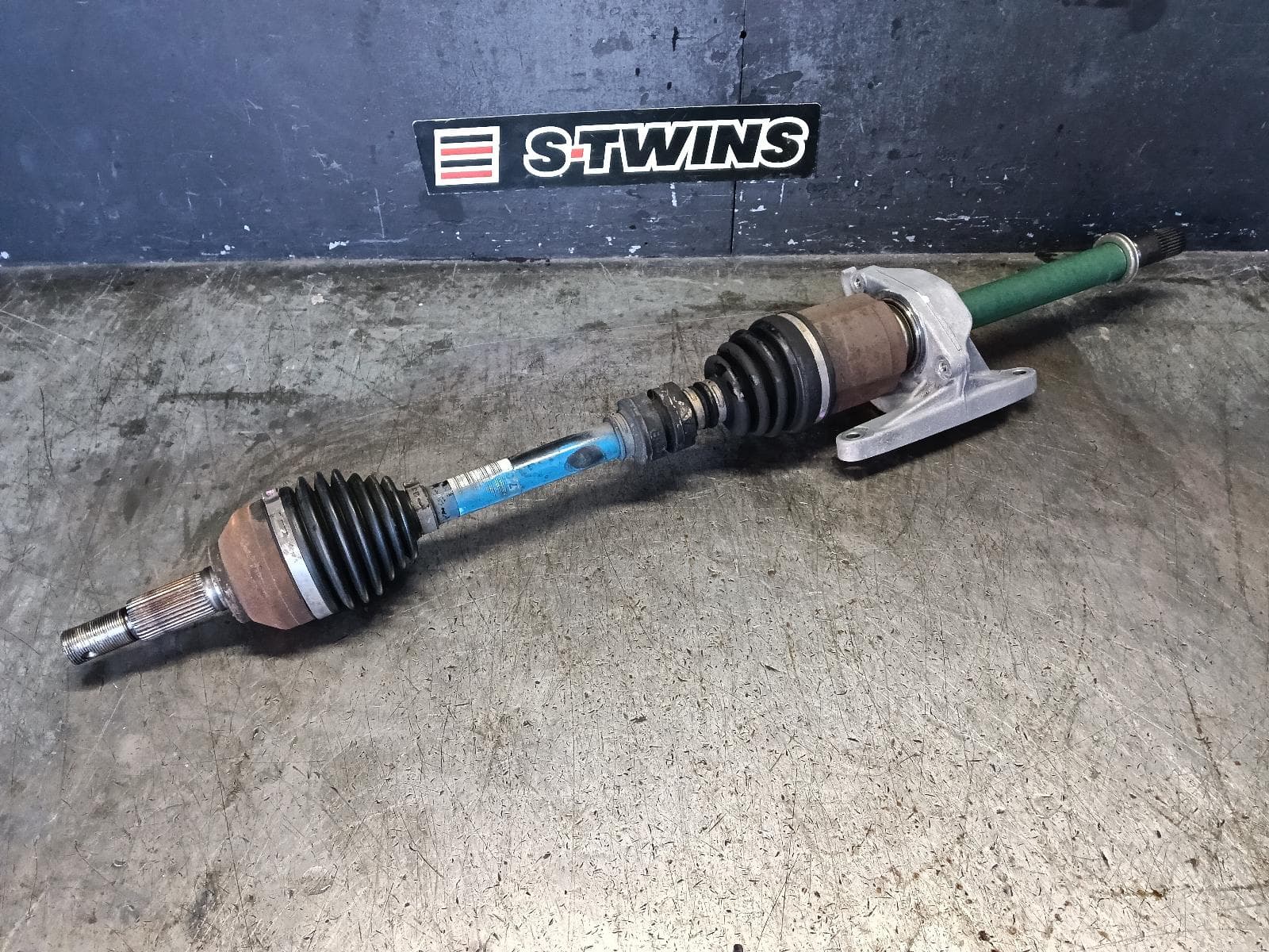 Used auto part listing image: 2013 NISSAN DUALIS RIGHT DRIVESHAFT FRONT, AUTO, 2WD, PETROL, J10, 08/10-05/14