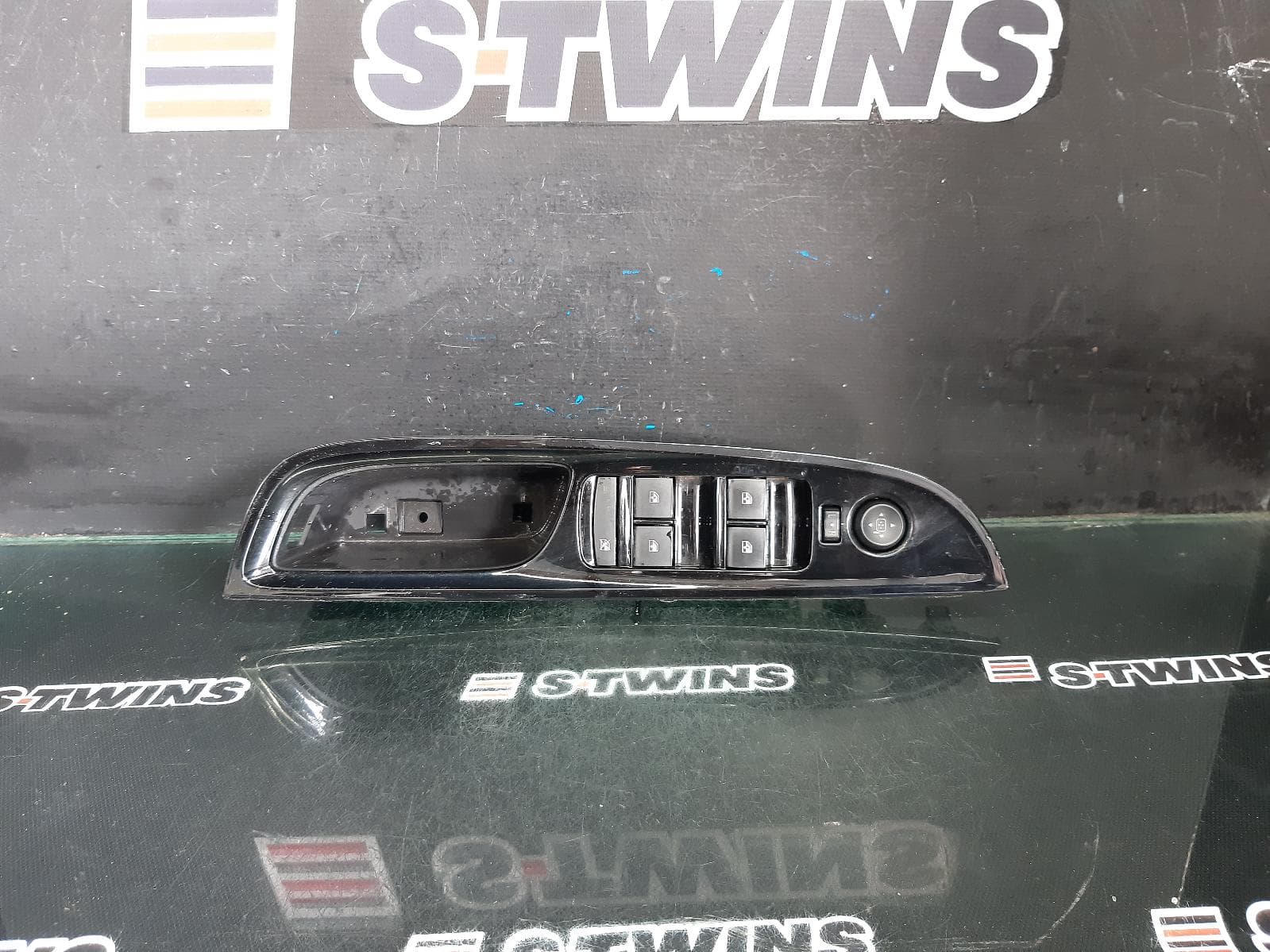 Used auto part listing image: 2015 HOLDEN COMMODORE PWR DR WIND SWITCH RH FRONT (MASTER SWITCH), WAGON/SEDAN, HIGH GLOSS BLACK, VF, 05/13-12/17 0000361373