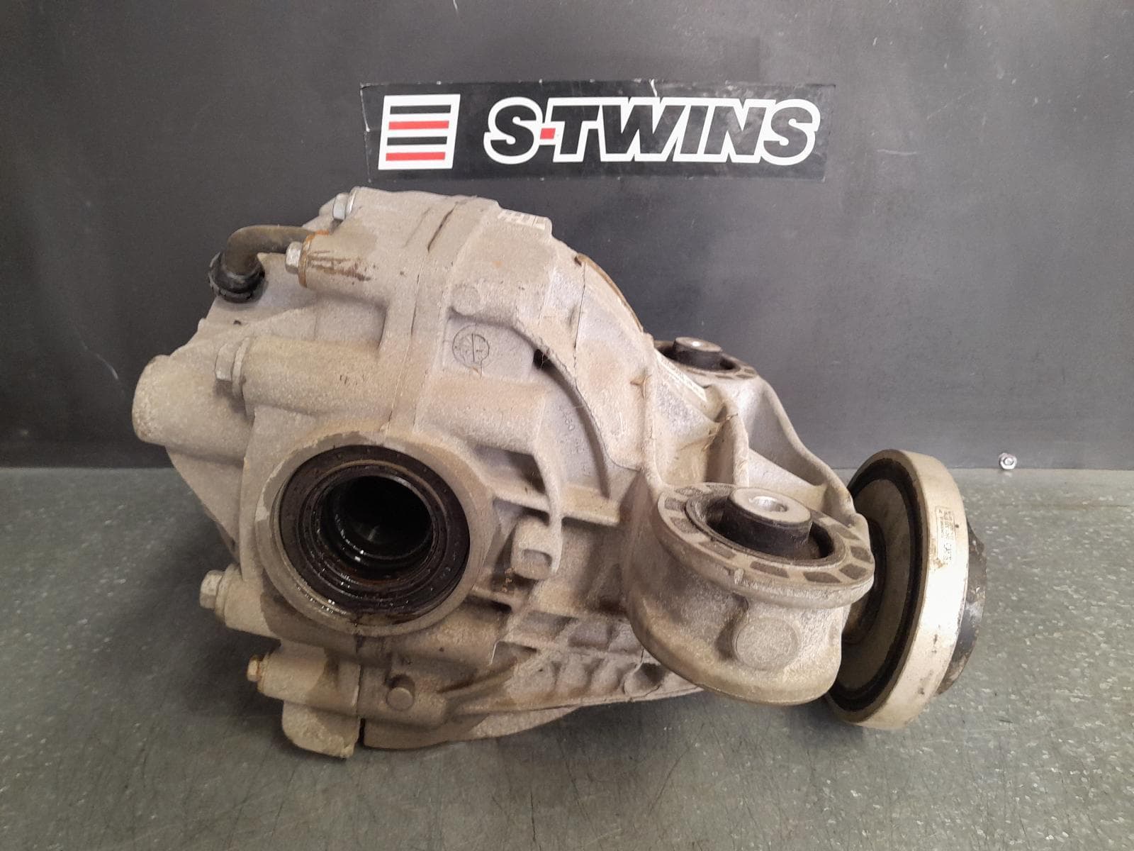 Used auto part listing image: 2020 CHRYSLER 300C DIFFERENTIAL CENTRE V8, LX2, 3.09 RATIO, 01/15-12/21 0000330576