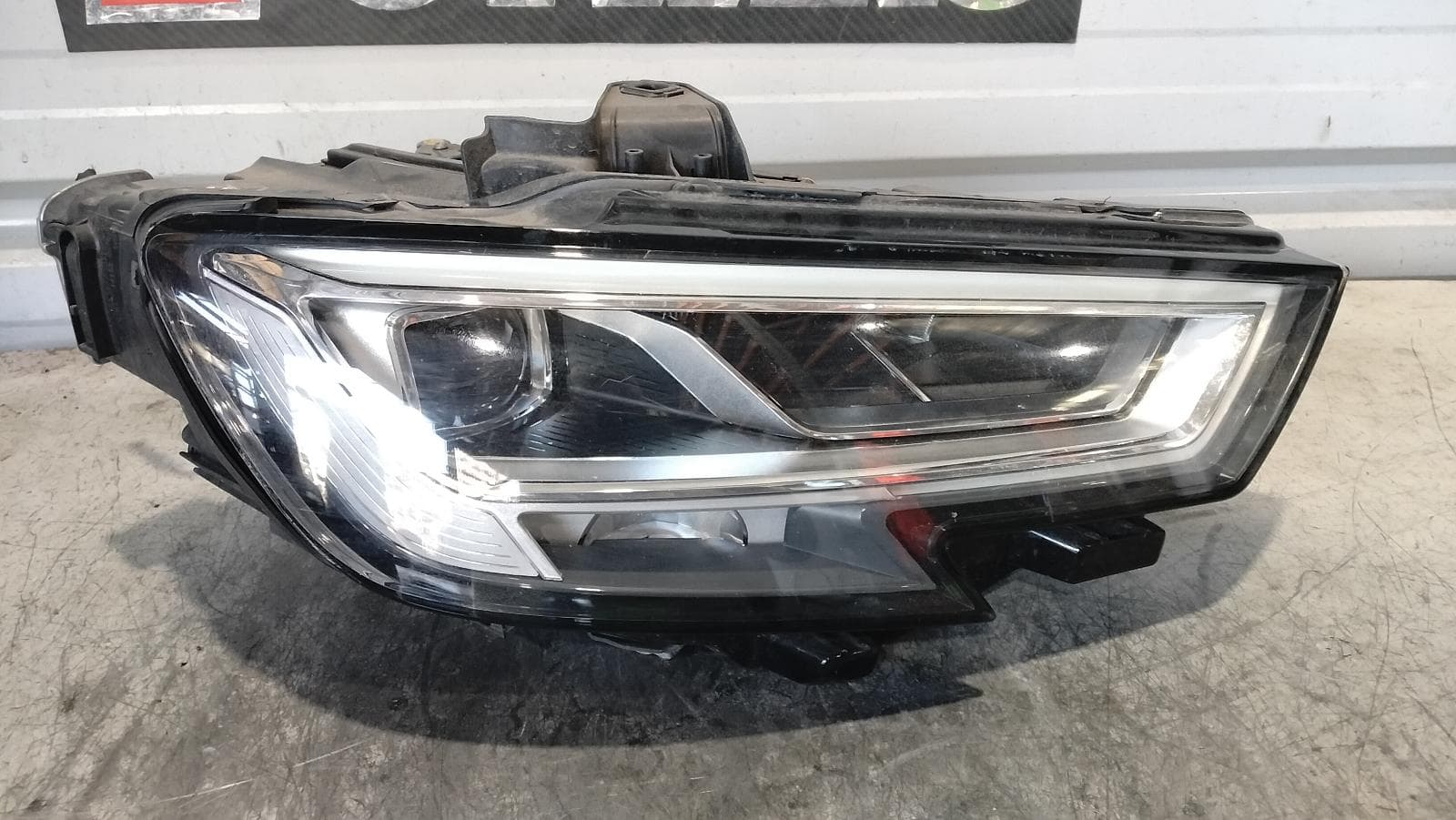 Used auto part listing image: 2020 AUDI A3 RIGHT HEADLAMP 8V, HATCH/SEDAN/CABRIO, LED, NON MATRIX TYPE, 05/16-10/20 0000420587