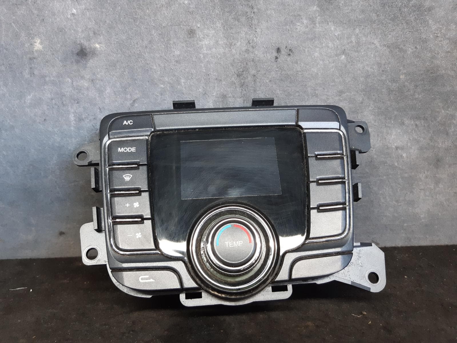 Used auto part listing image: 2018 LDV G10 VAN HEATER AC CONTROLS (G10) SV7C, CLIMATE CONTROL, NON REAR CONTROL BUTTON TYPE, VAN, 04/15- 0000102043
