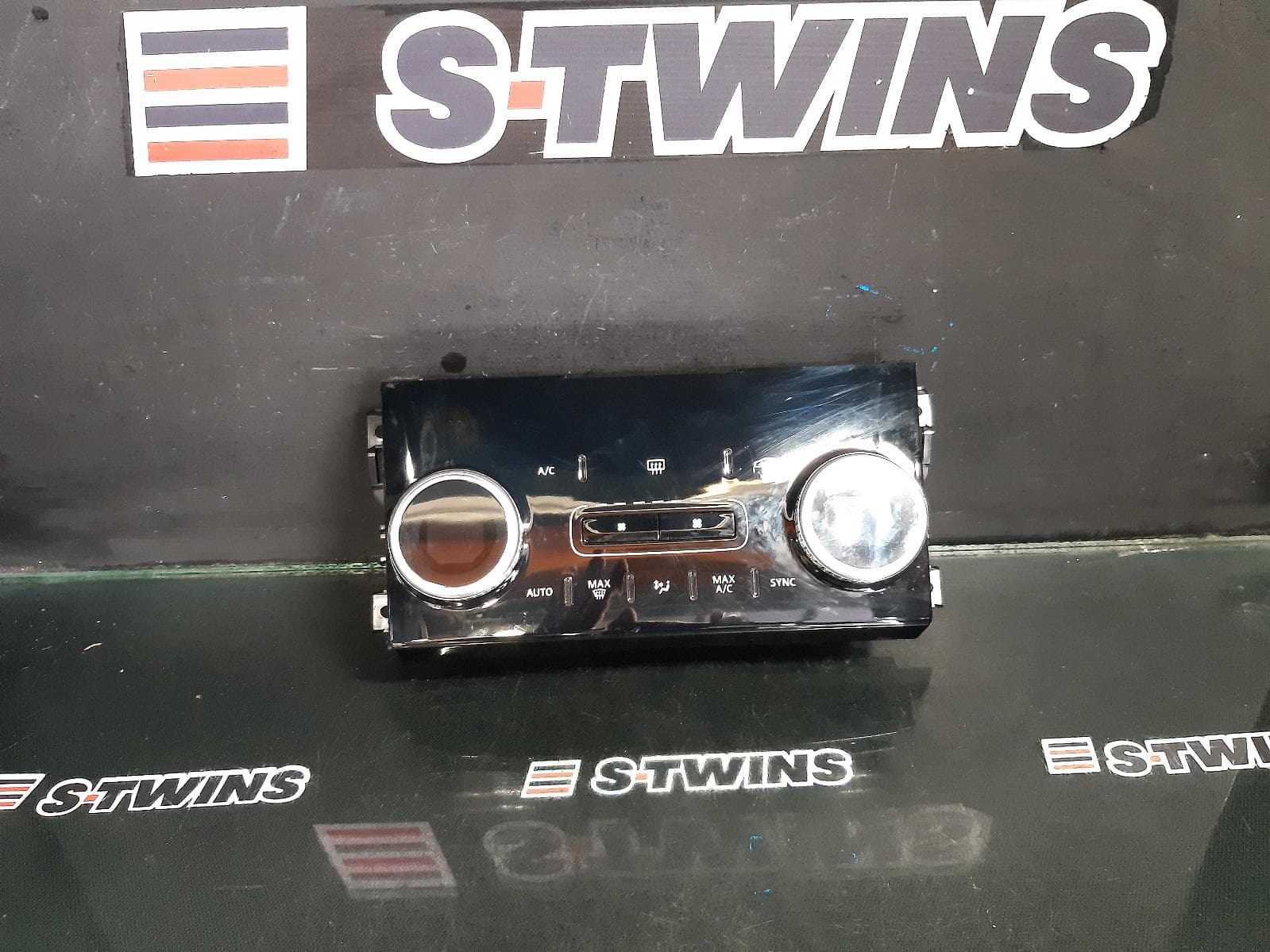 Used auto part listing image: 2019 JAGUAR XE HEATER AC CONTROLS X760, 05/15-06/24 0000338566