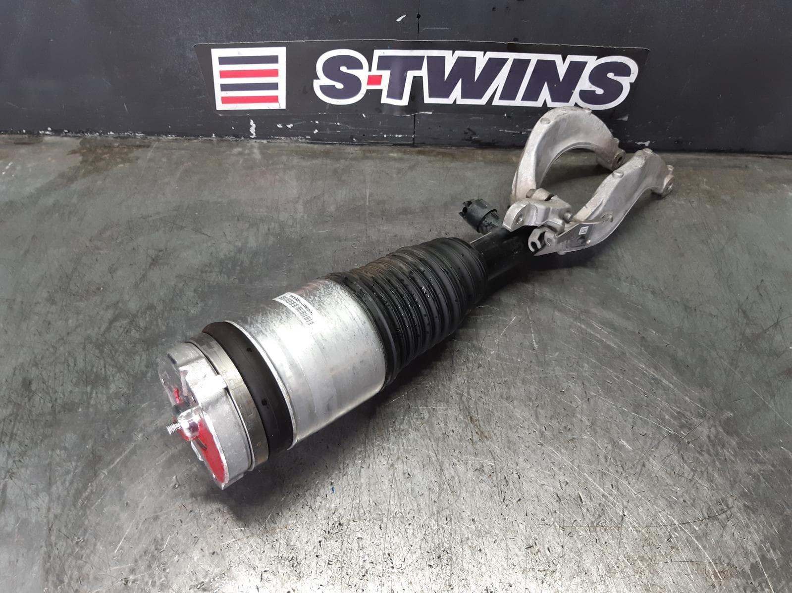 Used auto part listing image: 2018 VOLVO XC90 LEFT FRONT STRUT AIR RIDE TYPE, NON HYBRID, Mk2, 04/15- 0000165897