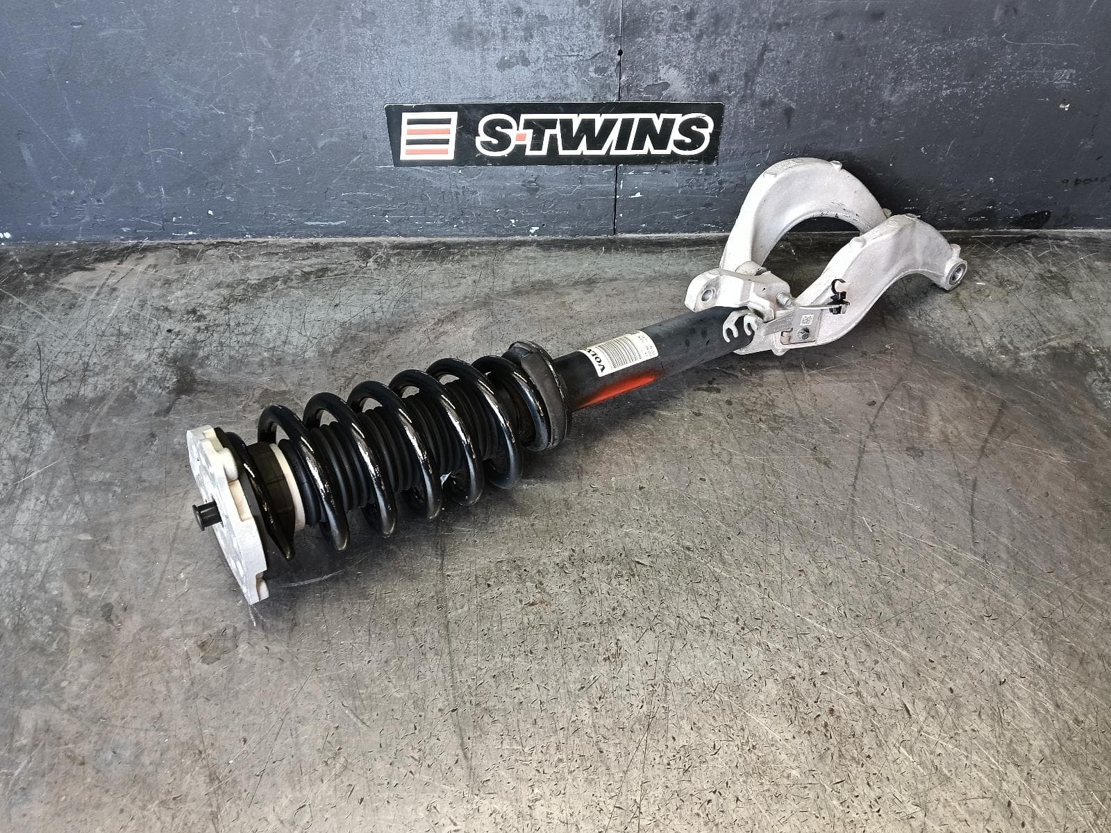 Used auto part listing image: 2019 VOLVO XC90 LEFT FRONT STRUT AIR RIDE TYPE, NON HYBRID, Mk2, 04/15- 0000421780