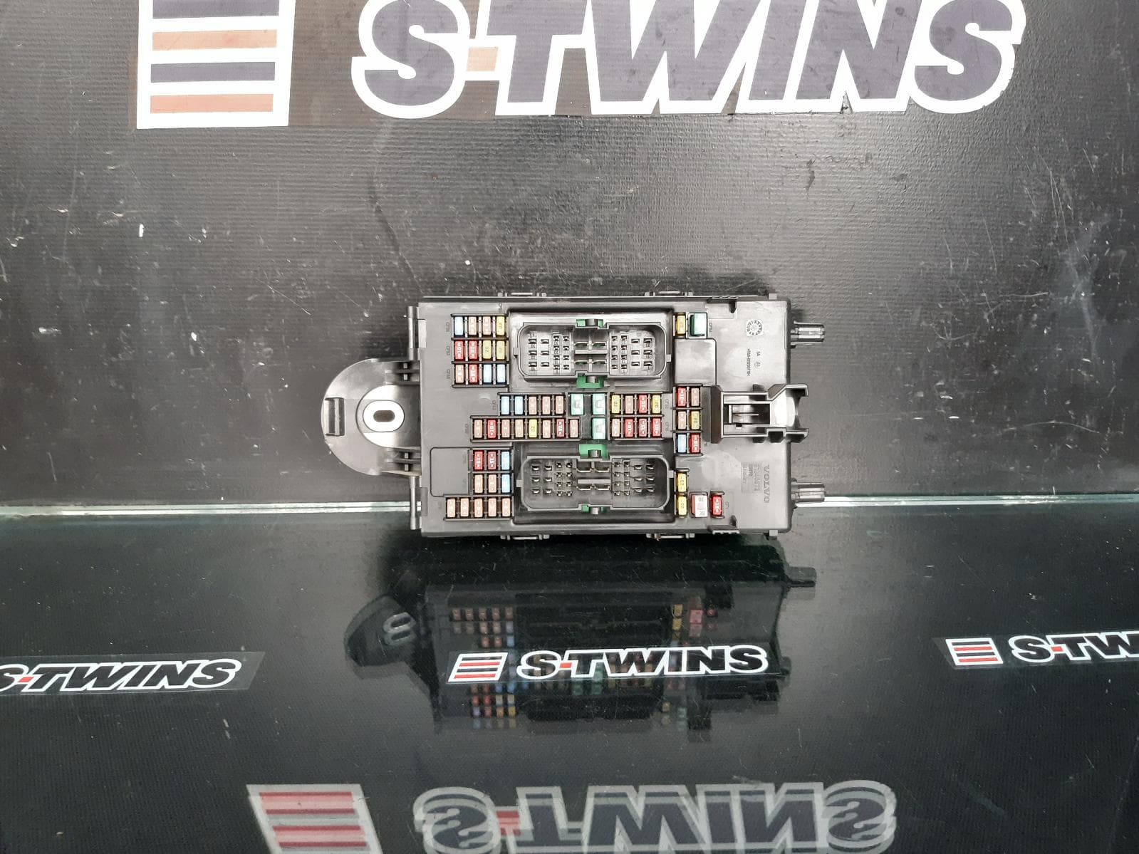 Used auto part listing image: 2018 VOLVO XC90 FUSE BOX Mk2, 04/15- 0000167118