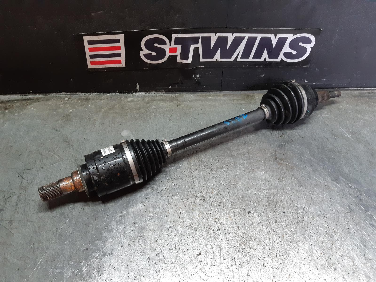 Used auto part listing image: 2018 JEEP GRANDCHEROKEE RIGHT DRIVESHAFT REAR, 6.2, PETROL, AWD, WK, 11/16- 0000163269