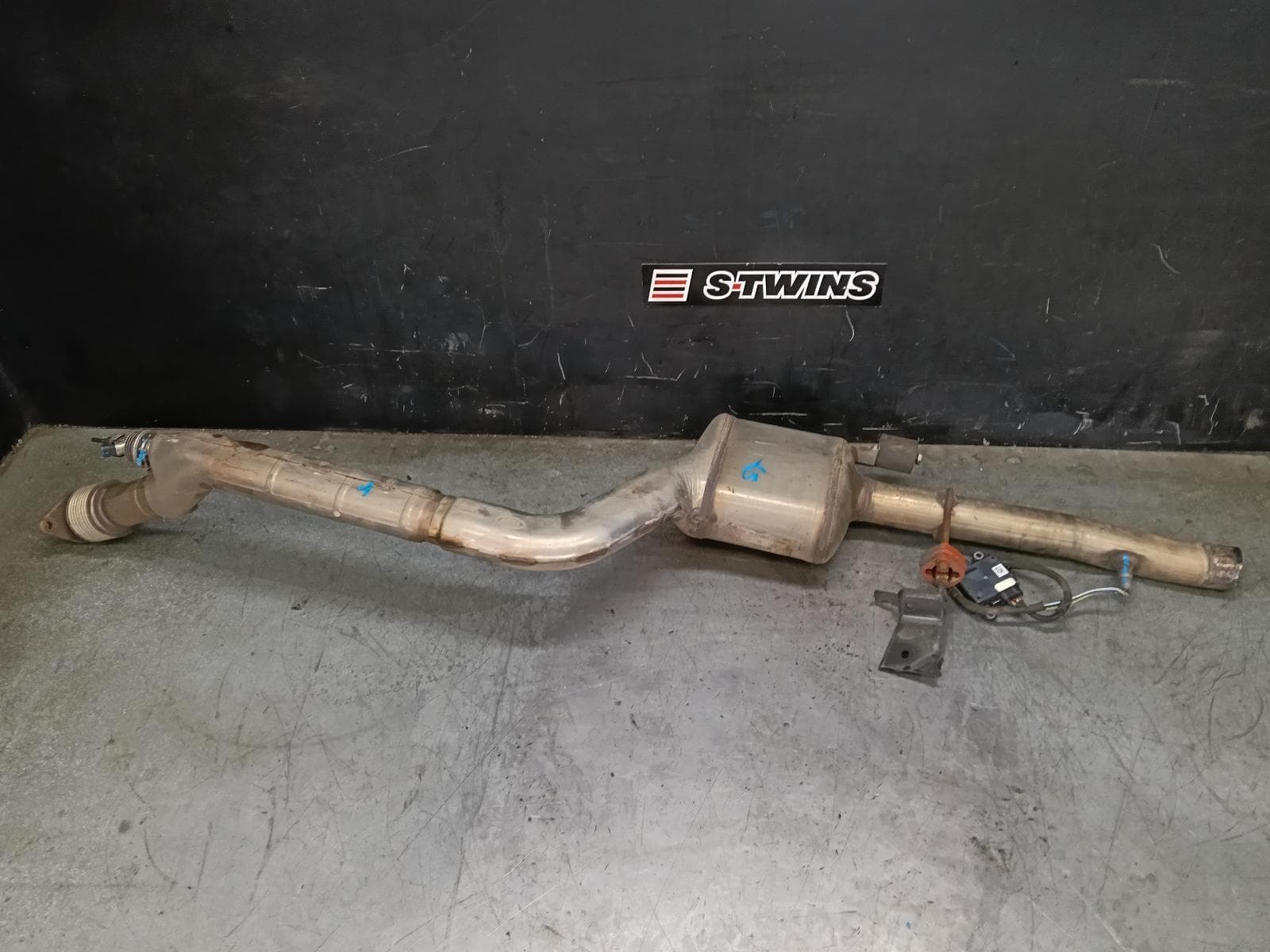 Used auto part listing image: 2018 LAND ROVER RANGEROVER VELAR CATALYTIC CONVERTER L560, 05/17- 0000426137