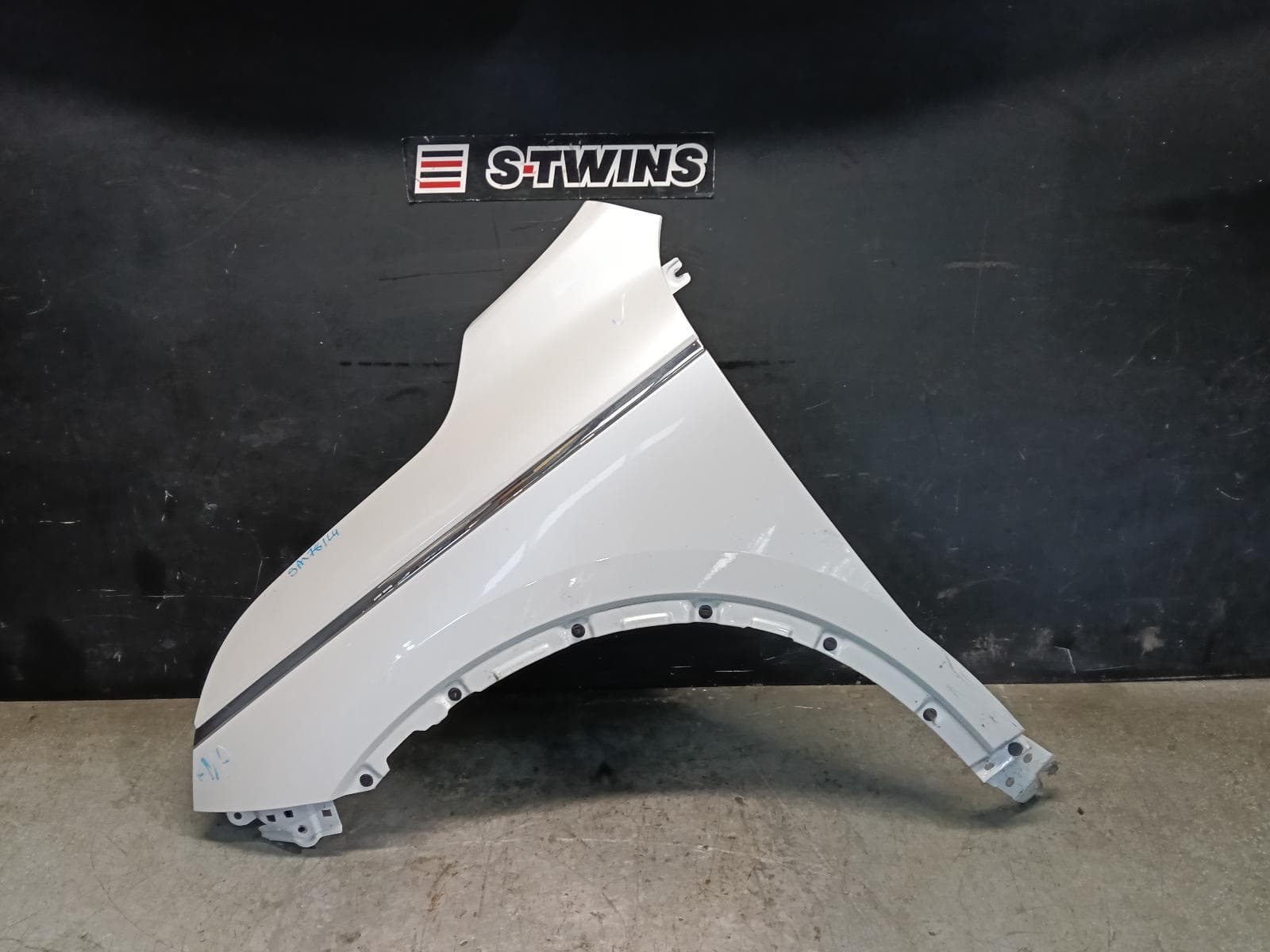 Used auto part listing image: 2023 RENAULT KALEOS LEFT GUARD XZG, W/ PLASTIC TYPE, 05/16- 0000416779