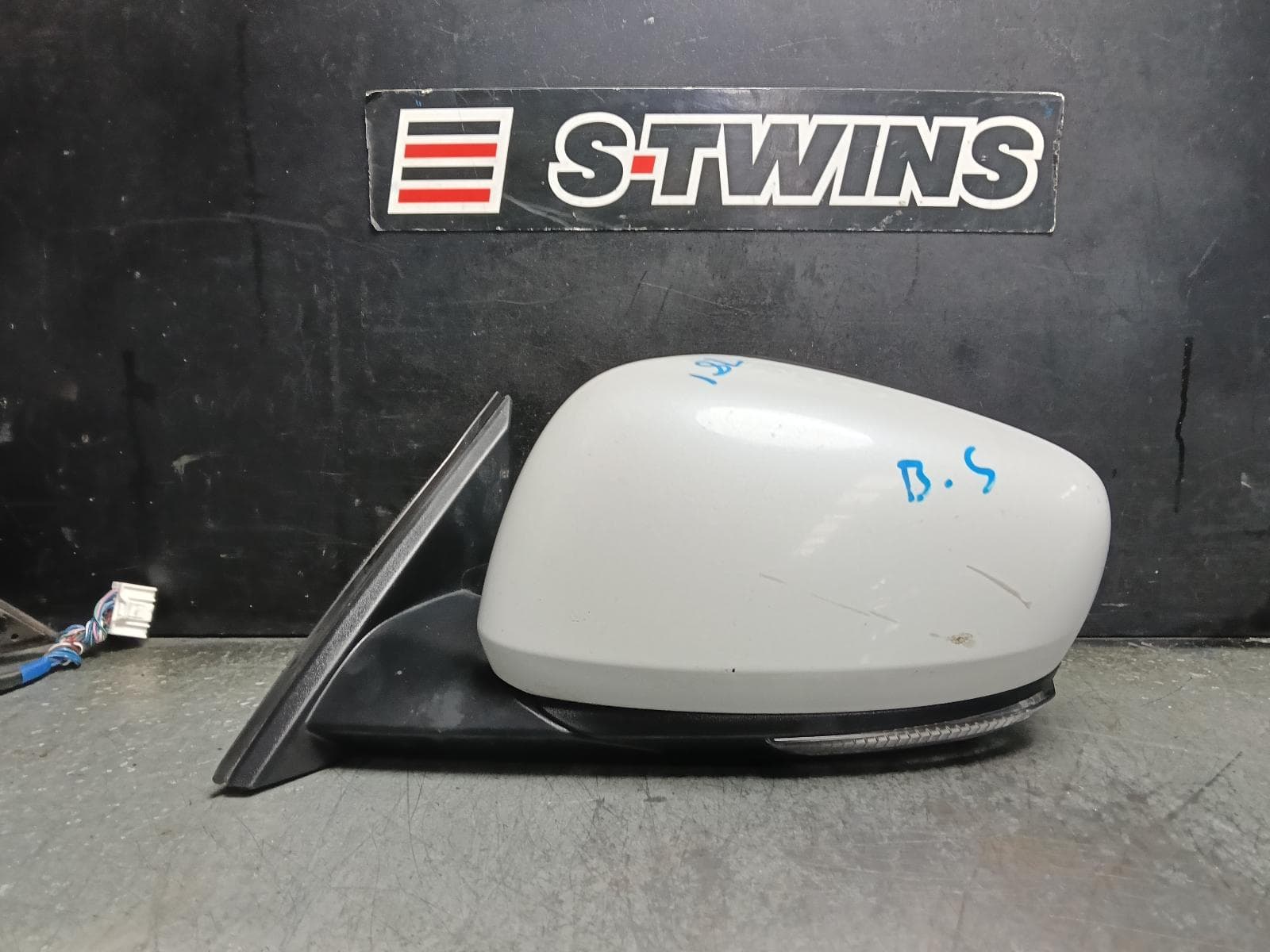 Used auto part listing image: 2023 RENAULT KALEOS LEFT DOOR MIRROR XZG, W/ AUTO POWER FOLD, BLIND SPOT, TILT TYPE, 03/21- 0000416482