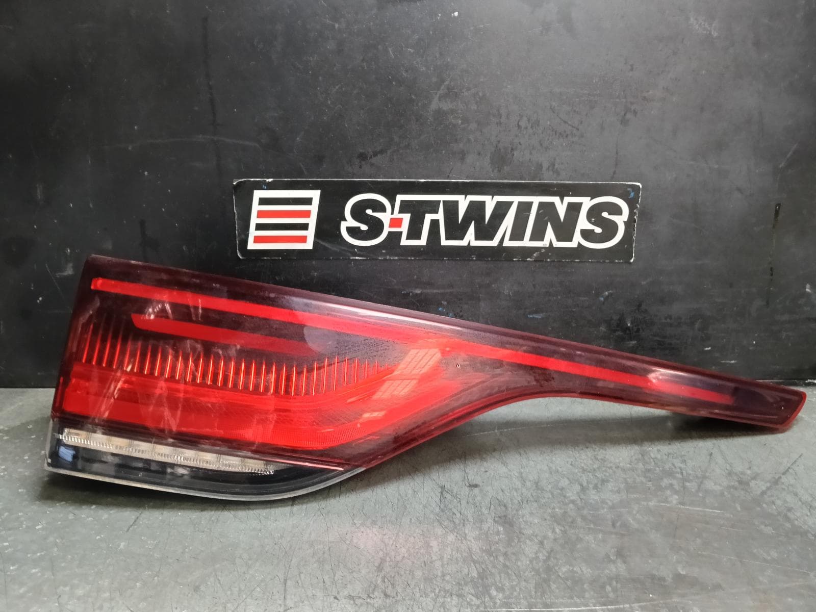 Used auto part listing image: 2023 RENAULT KALEOS REAR GARNISH TAILGATE LAMP (LH SIDE), W/ LED REVERSE LIGHT TYPE, XZG, 06/19- 0000416221