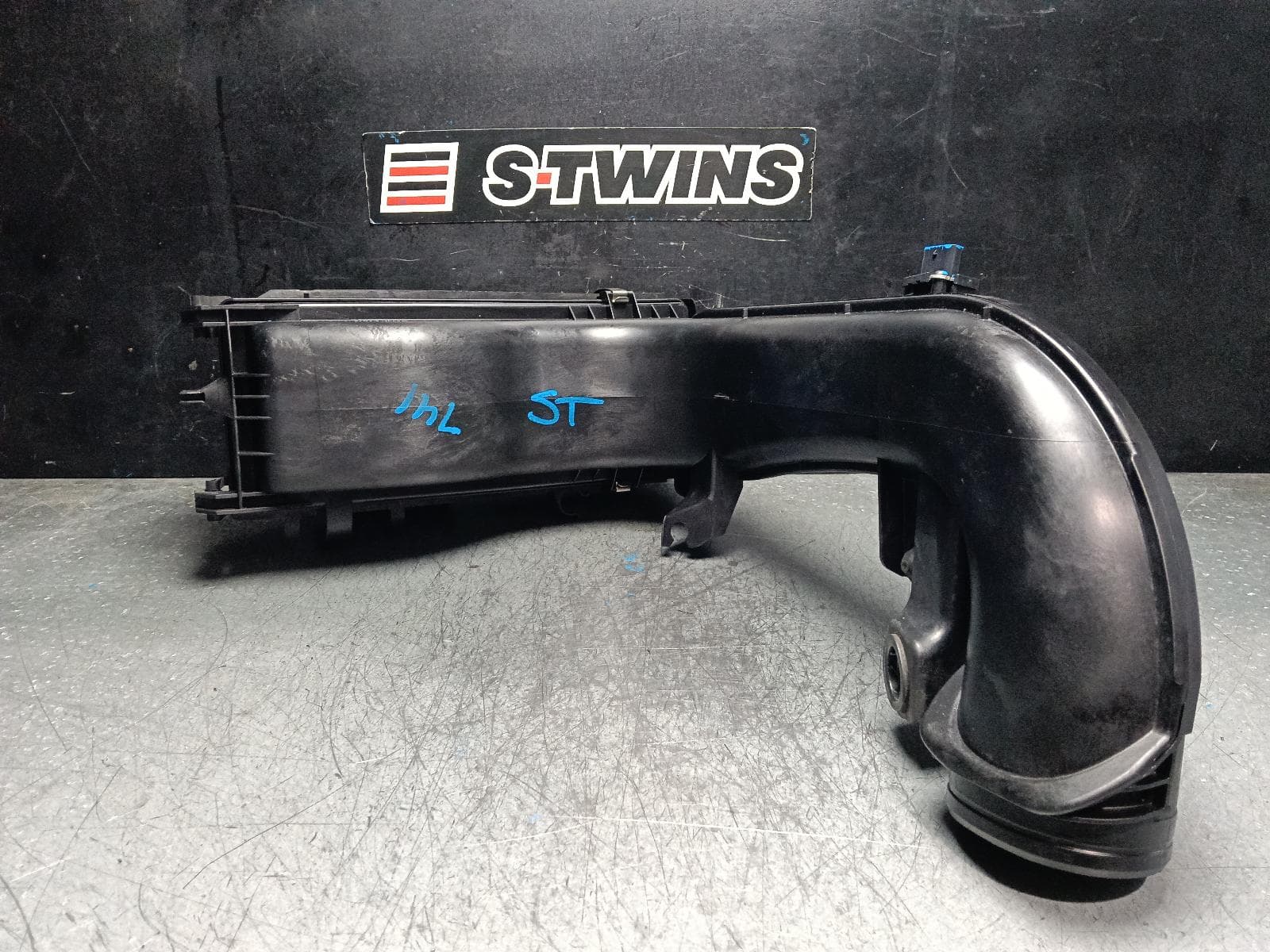Used auto part listing image: 2015 BMW X5 AIR CLEANER BOX AIR CLEANER, DIESEL, 3.0, N57N, xDRIVE30d, F15, 09/13-07/18 0000403729