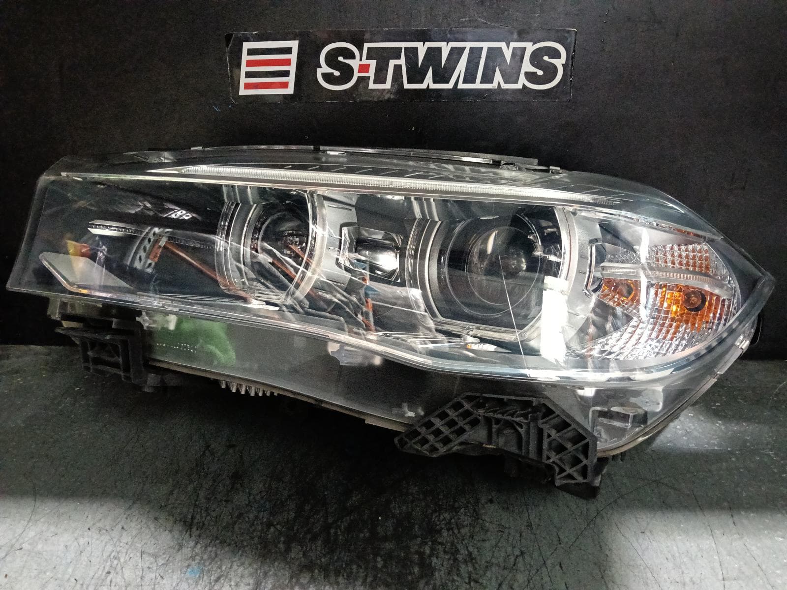 Used auto part listing image: 2015 BMW X5 LEFT HEADLAMP F15/F85, BI-XENON TYPE, 09/13-07/18 0000403735