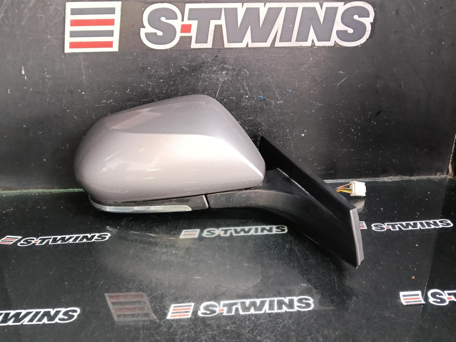 Used auto part listing image: 2017 TOYOTA C-HR RIGHT DOOR MIRROR GEN 1, POWER FOLD, NON PUDDLE LIGHT TYPE, COLOUR CODED, 12/16-09/19
