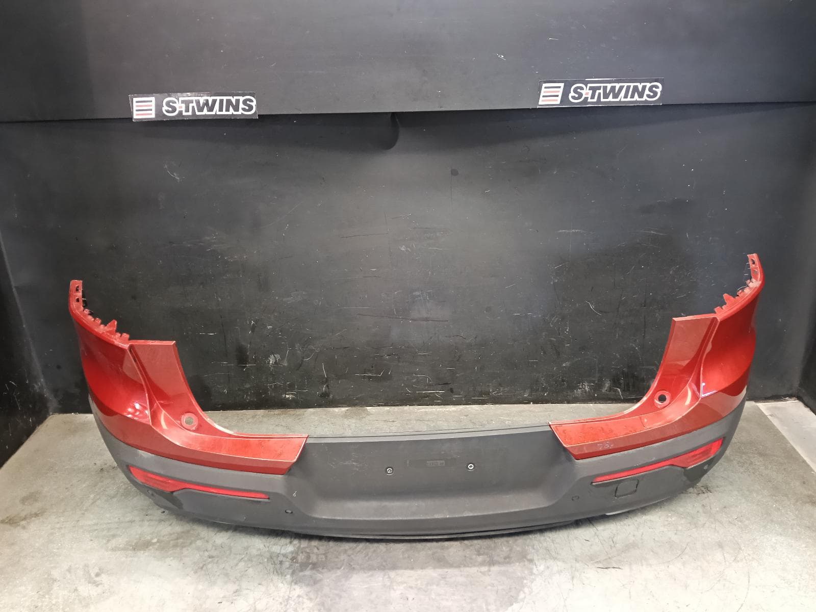 Used auto part listing image: 2020 VOLVO XC40 REAR BUMPER BUMPER BAR (3 PIECE), W/ DUAL EXHAUST TYPE, 02/18-05/22 0000420800