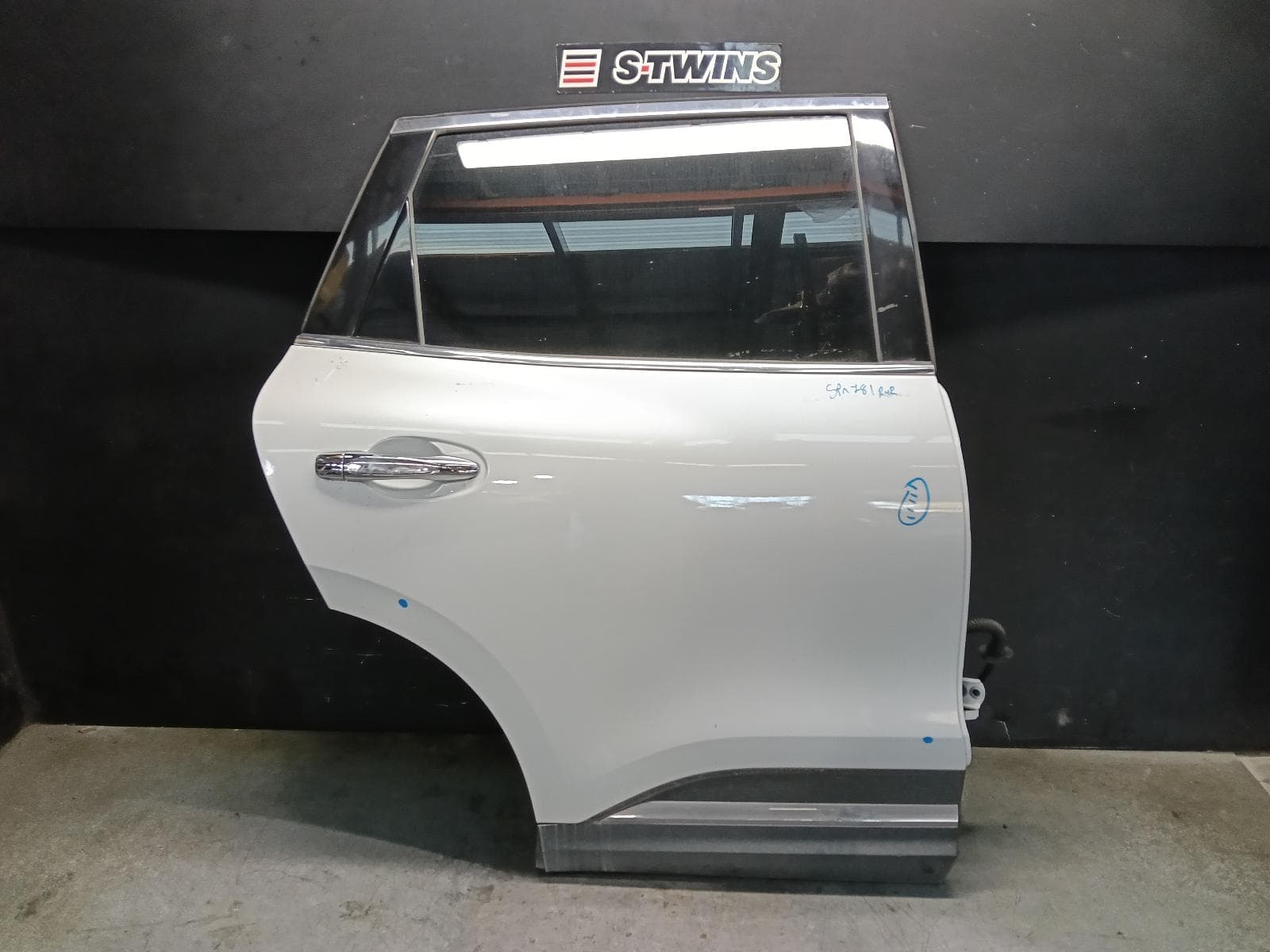 Used auto part listing image: 2023 RENAULT KALEOS RIGHT REAR DOOR SLIDING XZG, 05/16- 0000416800