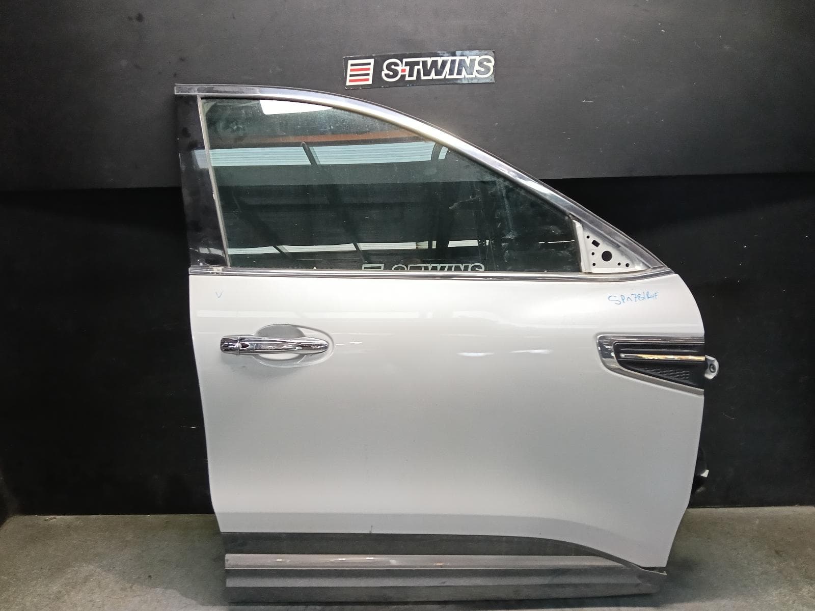 Used auto part listing image: 2023 RENAULT KALEOS RIGHT FRONT DOOR XZG, 05/16- 0000416801