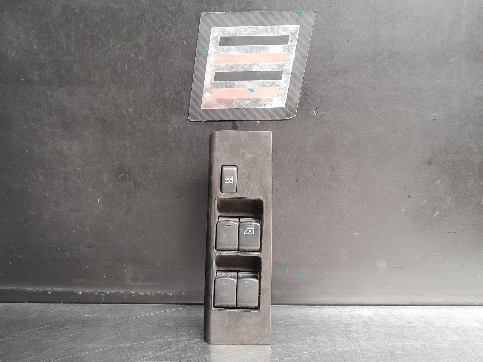 Used auto part listing image: 2011 NISSAN NAVARA PWR DR WIND SWITCH D40, RH FRONT (MASTER SWITCH), 4DR TYPE, SINGLE PLUG, NON CENTRAL LOCKING TYPE, 09/05-08/15 0000252761