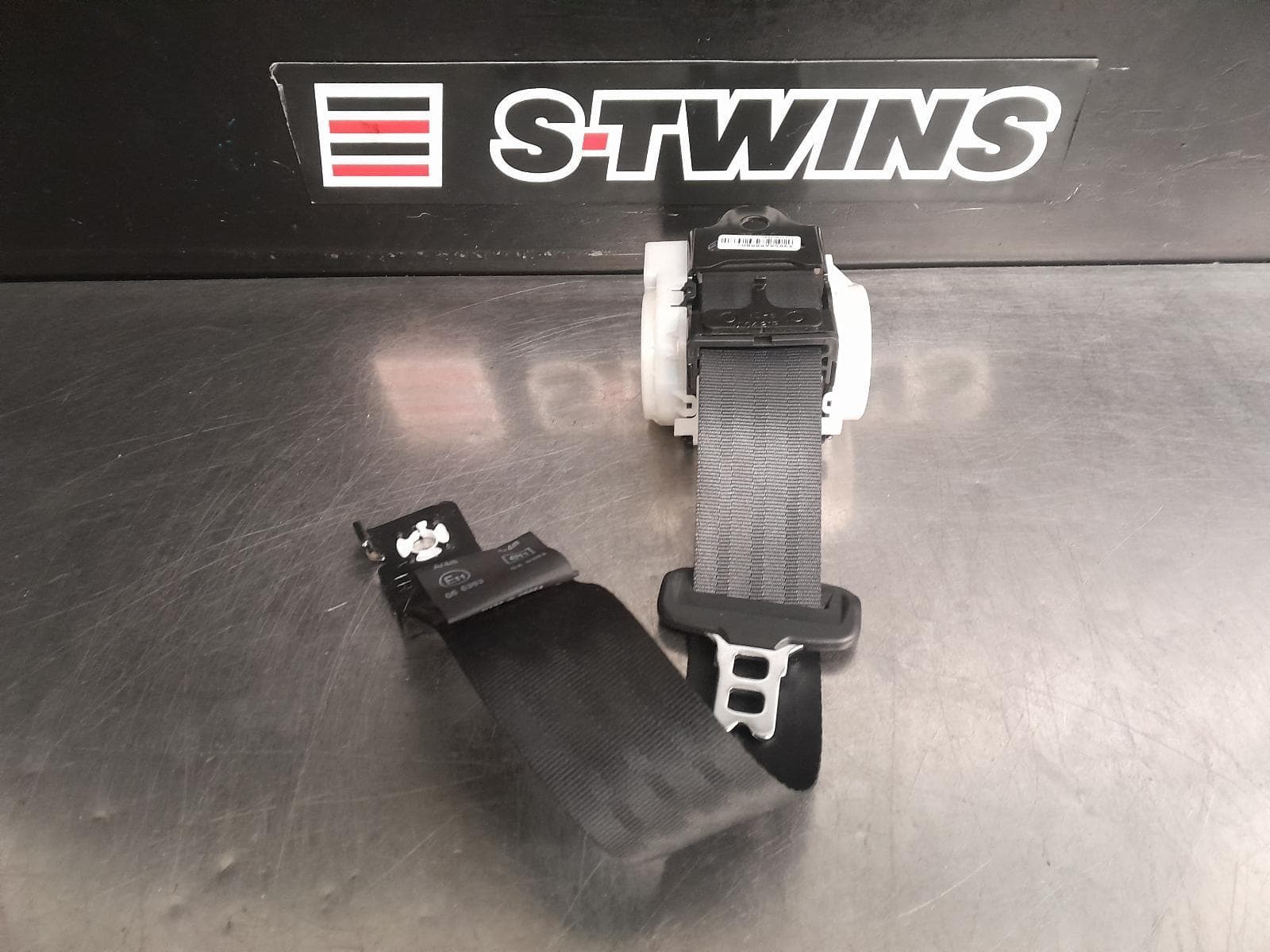 Used auto part listing image: 2014 HYUNDAI I30 SEAT BELT STALK CENTRE REAR, SEAT BELT ONLY, GD, WAGON, 03/12-02/17 0000279649