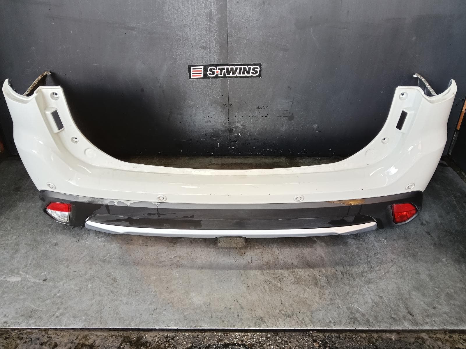 Used auto part listing image: 2017 MITSUBISHI OUTLANDER REAR BUMPER BUMPER BAR, FLARED, W/ PARK SENSOR TYPE, ZK, 01/15-03/18