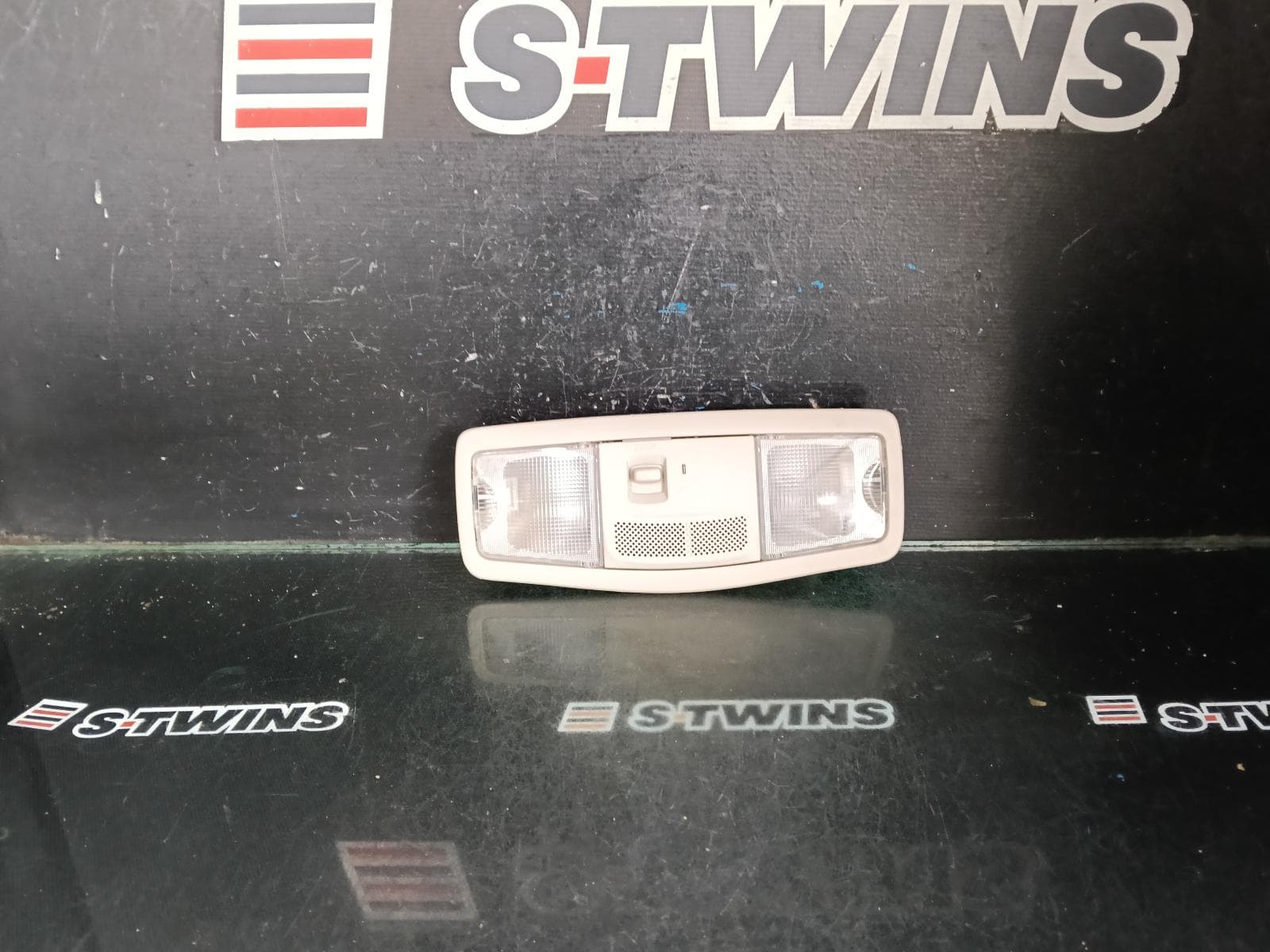 Used auto part listing image: 2017 MITSUBISHI OUTLANDER COURTESY LIGHT FRONT, NON SUNROOF, NON SUNGLASS HOLDER TYPE, BEIGE, ZK-ZL, 01/15-07/21