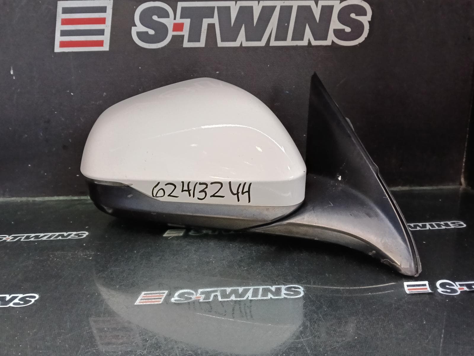 Used auto part listing image: 2015 HONDA HRV RIGHT DOOR MIRROR RU, VTi-S, COLOUR CODED, MANUAL FOLD, NON CAMERA TYPE, 12/14-10/21