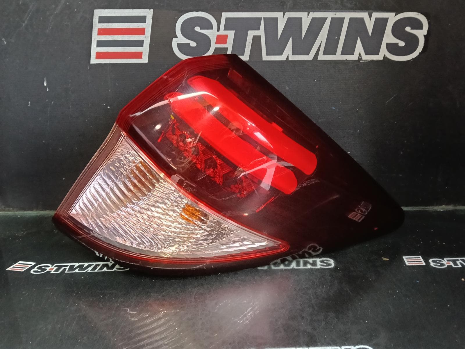 Used auto part listing image: 2015 HONDA HRV RIGHT TAILLIGHT RU, VTi-S/VTi-L, OPTICAL GUIDE TYPE, 12/14-06/18