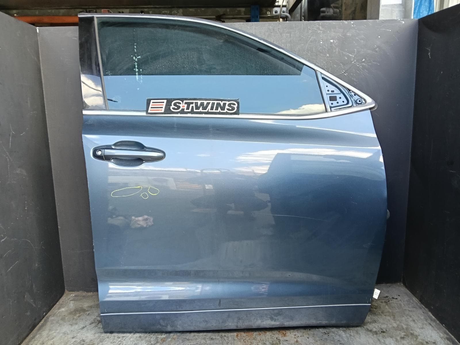 Used auto part listing image: 2018 TOYOTA KLUGER RIGHT FRONT DOOR GSU50/GSU55, 12/13-02/21