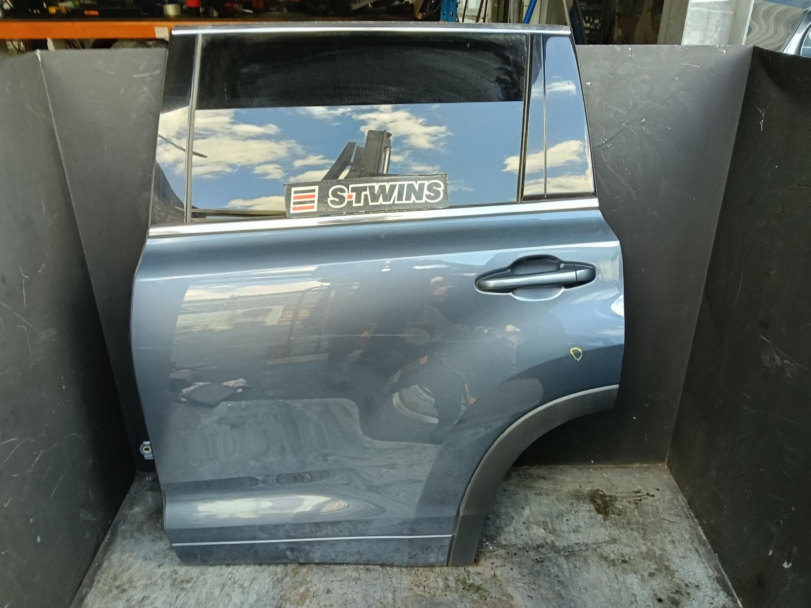 Used auto part listing image: 2018 TOYOTA KLUGER RIGHT REAR DOOR SLIDING GSU50/GSU55, 12/13-02/21