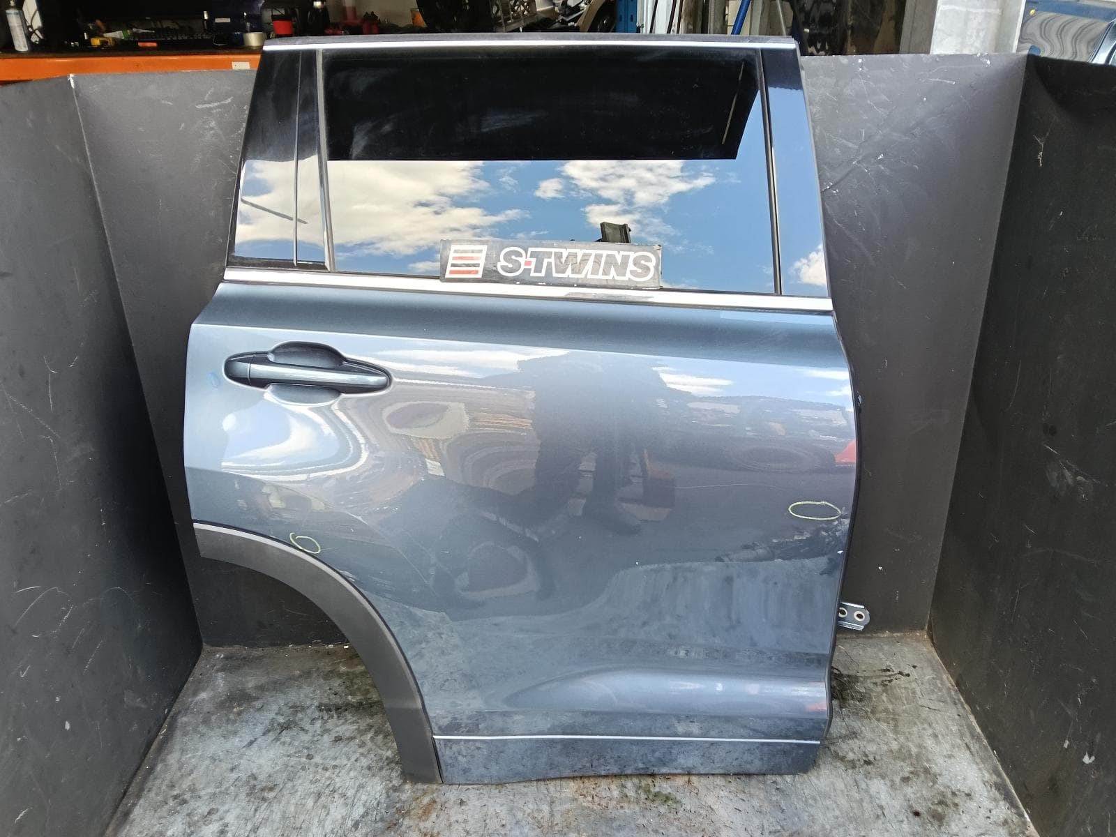 Used auto part listing image: 2018 TOYOTA KLUGER LEFT REAR DOOR SLIDING GSU50/GSU55, 12/13-02/21