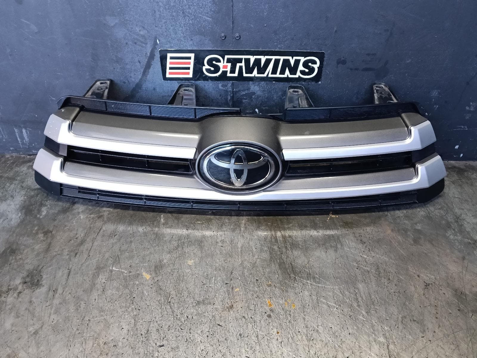 Used auto part listing image: 2018 TOYOTA KLUGER GRILLE RADIATOR GRILLE, GSU50/GSU55, GX/GXL, 11/16-02/21