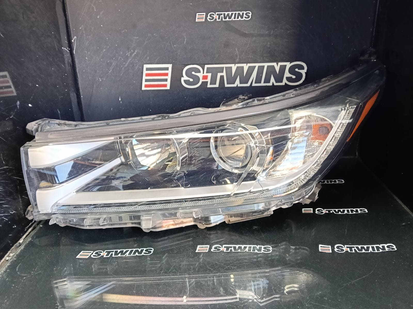 Used auto part listing image: 2018 TOYOTA KLUGER LEFT HEADLAMP GSU50/GSU55, GX/GXL, HALOGEN TYPE, 11/16-02/21